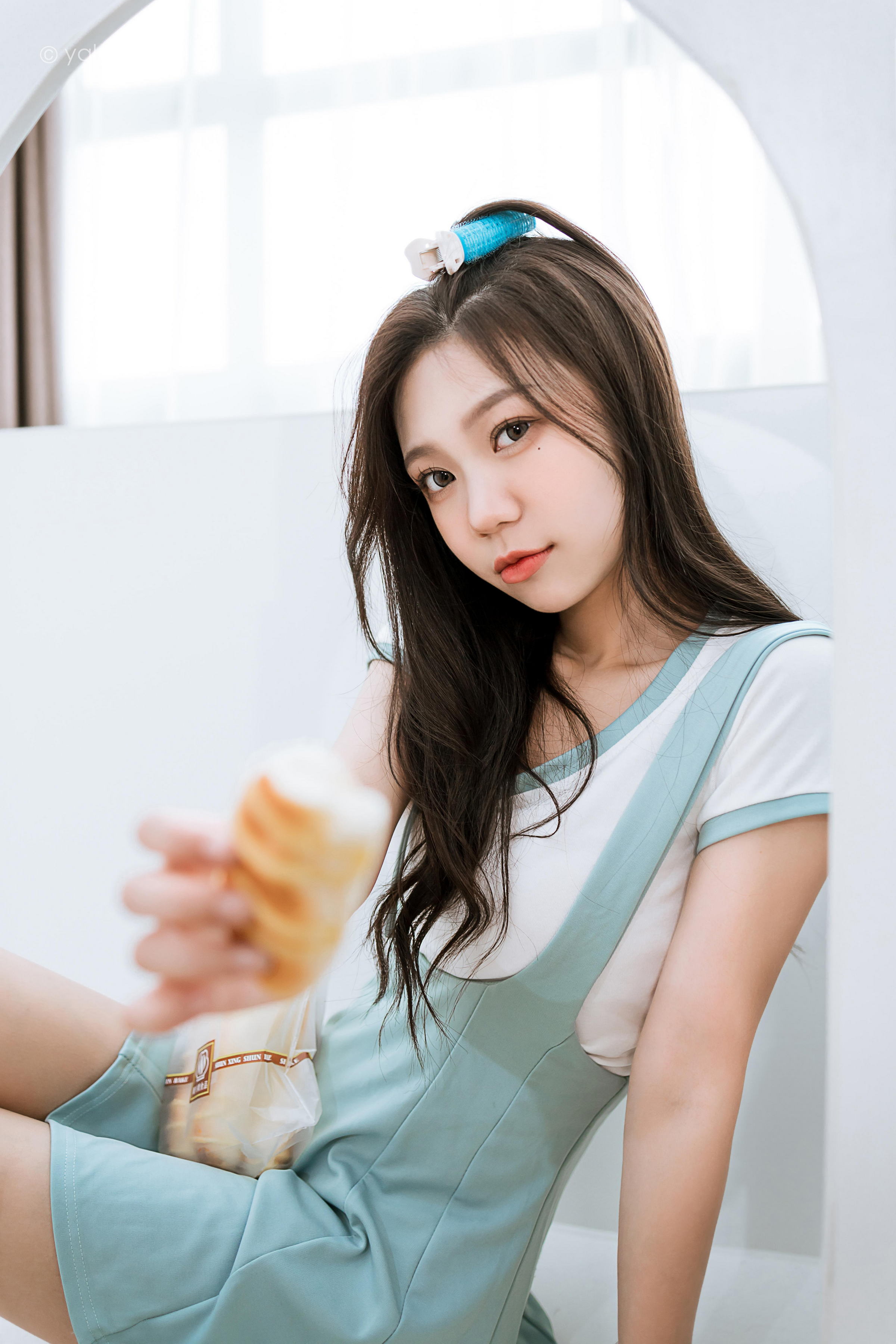 [YALAYI雅拉伊]2022.05.31 天使的微笑 梓瑶 白色短袖加背带短裙居家清纯写真集第8张