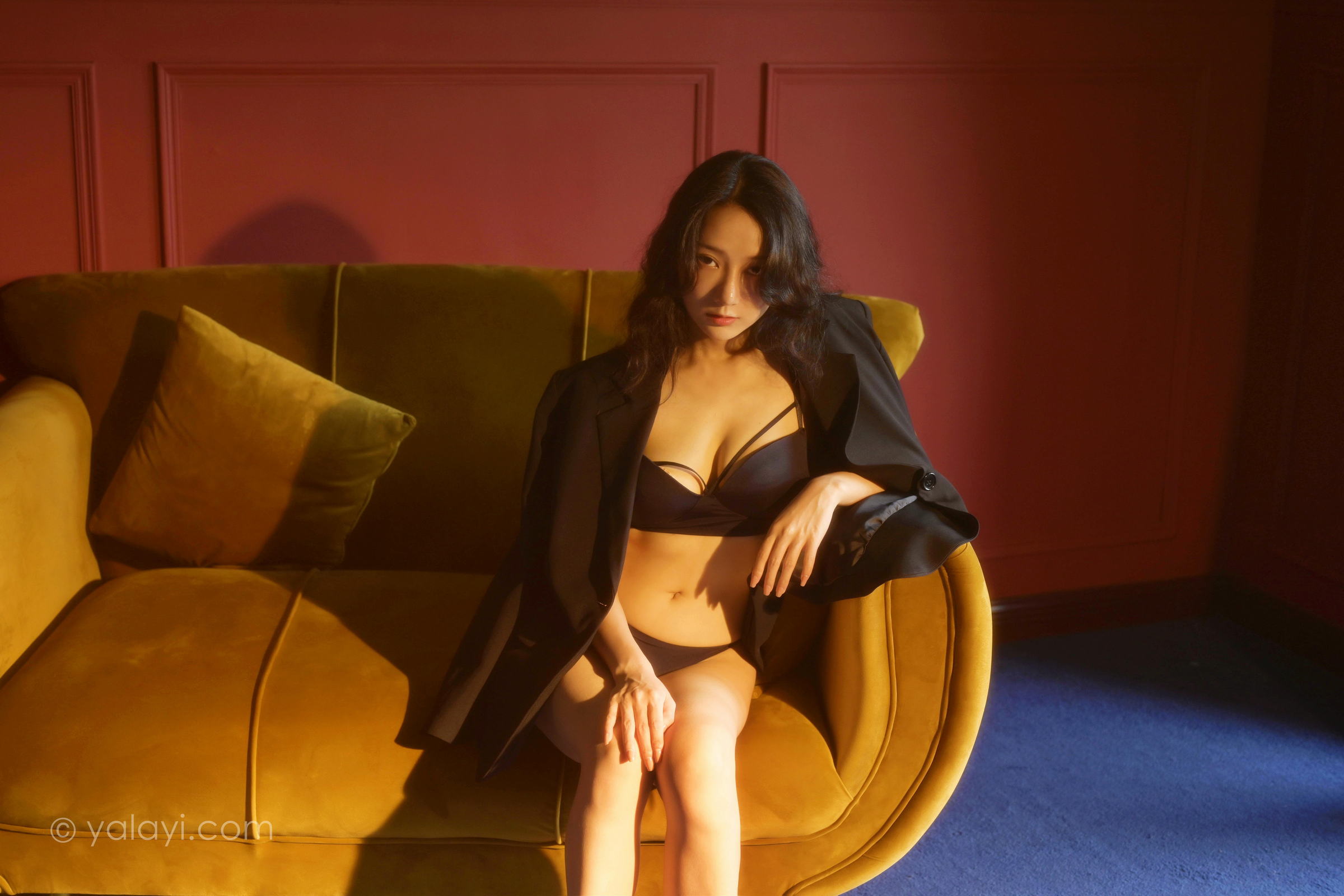 [YALAYI雅拉伊]2022.06.23 人生寂寞 何嘉颖 黑色外套加内衣性感私房写真集第2张