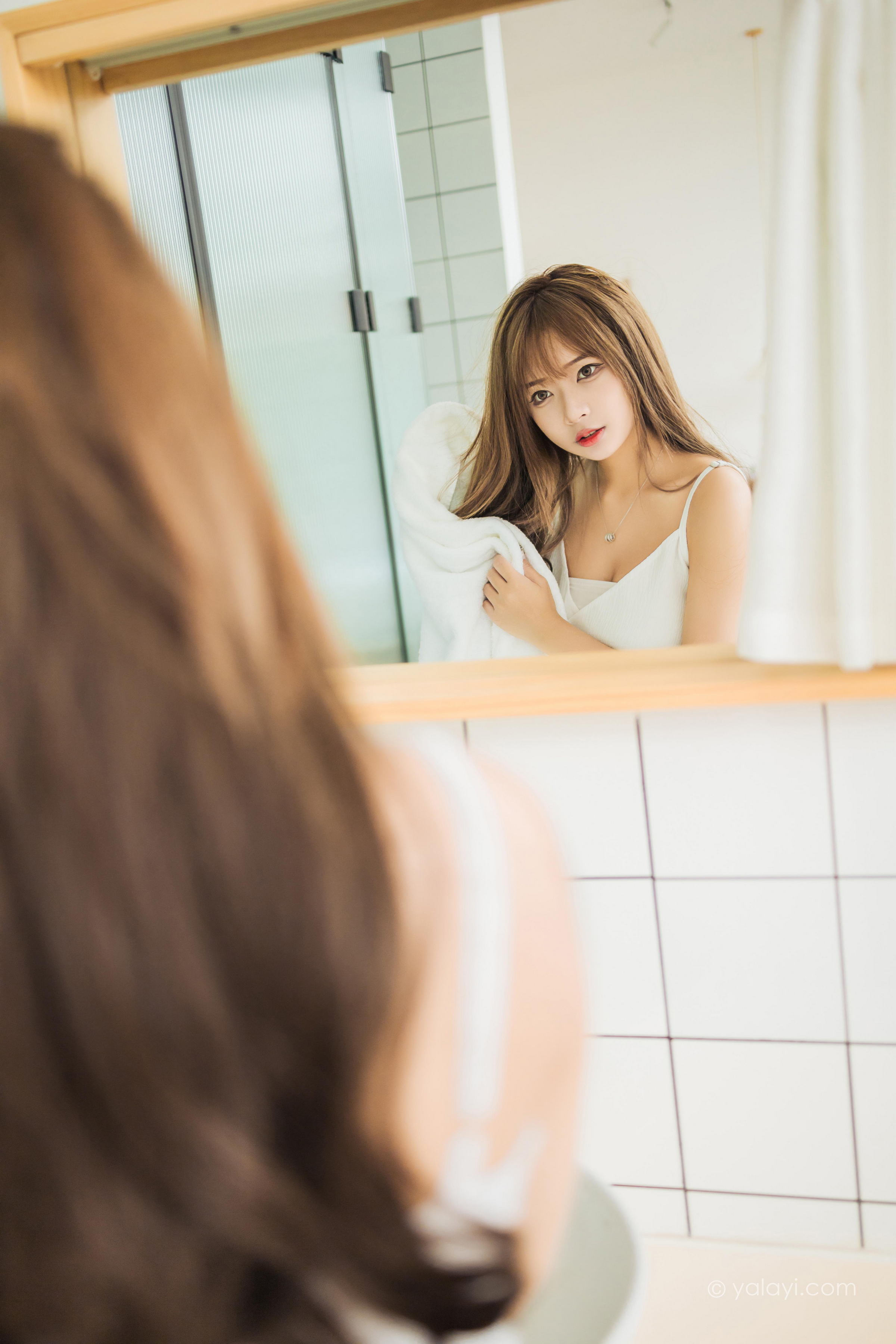 [YALAYI雅拉伊]2022.05.13 小女友 阿禾 白色吊带睡衣裙性感写真集第13张