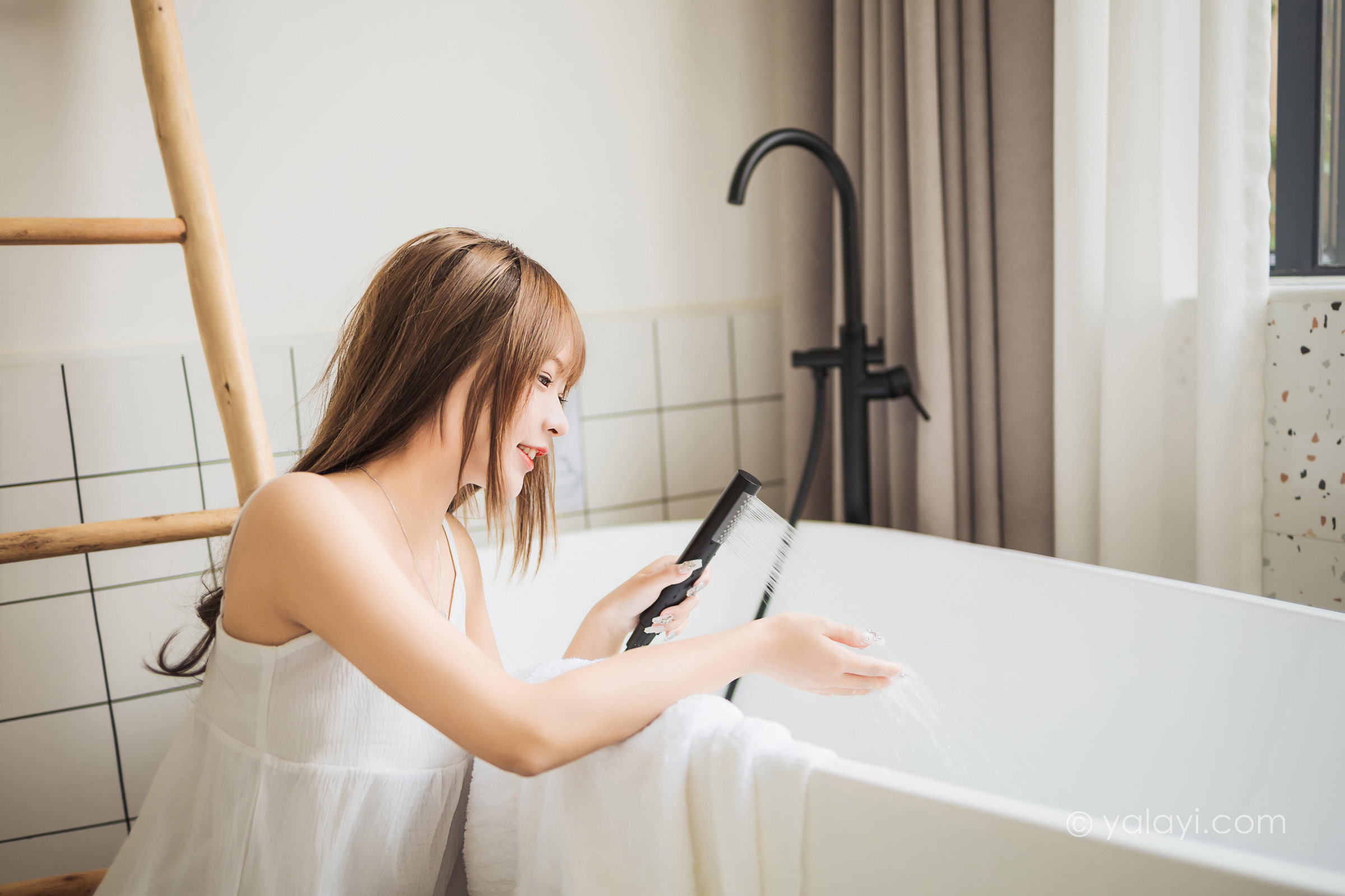 [YALAYI雅拉伊]2022.05.13 小女友 阿禾 白色吊带睡衣裙性感写真集第4张