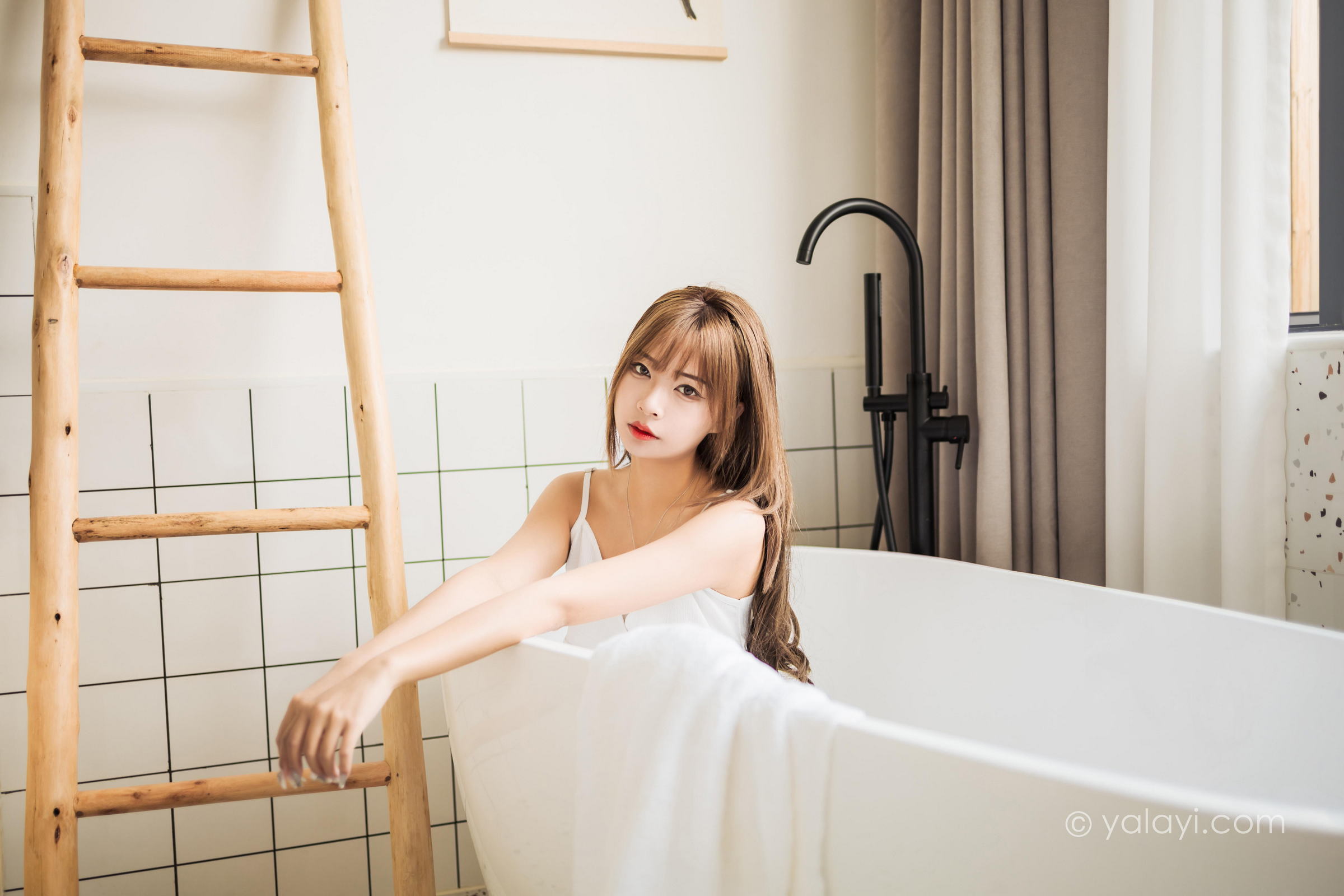 [YALAYI雅拉伊]2022.05.13 小女友 阿禾 白色吊带睡衣裙性感写真集第1张