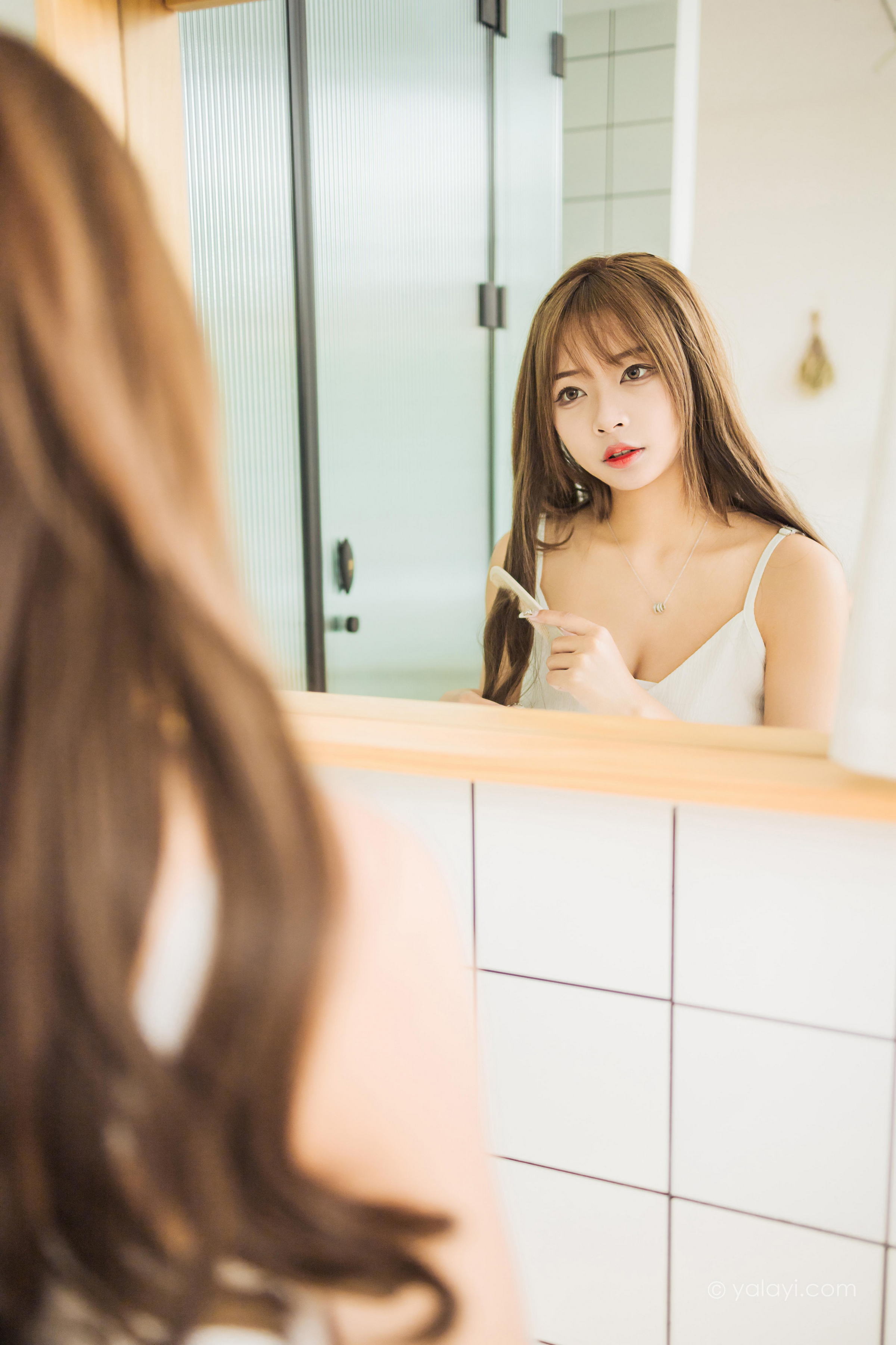 [YALAYI雅拉伊]2022.05.13 小女友 阿禾 白色吊带睡衣裙性感写真集第10张