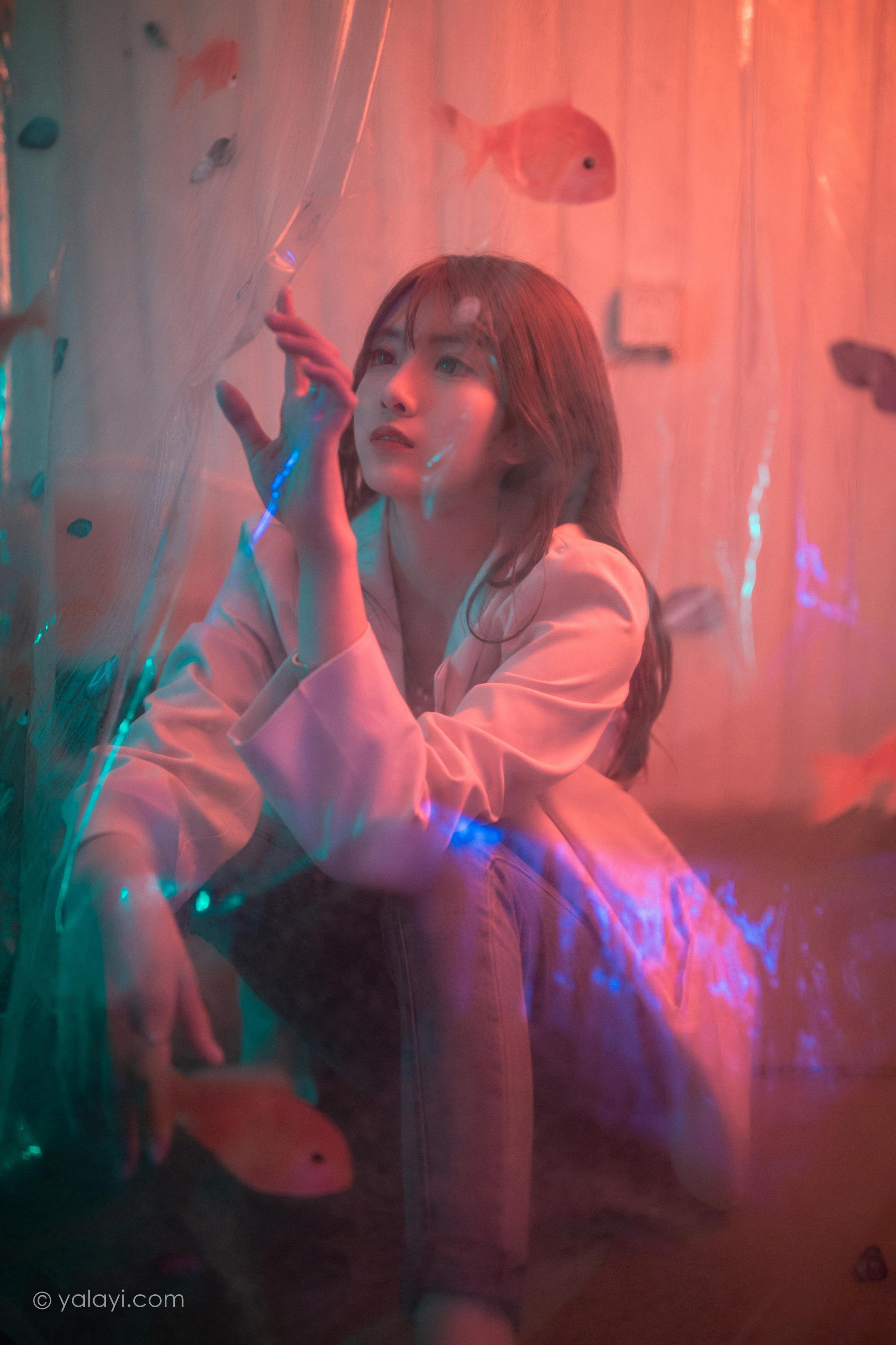 [YALAYI雅拉伊]2022.04.02 无关痛痒 小米 白色外套与灰色蕾丝内衣加牛仔裤性感私房写真集第14张