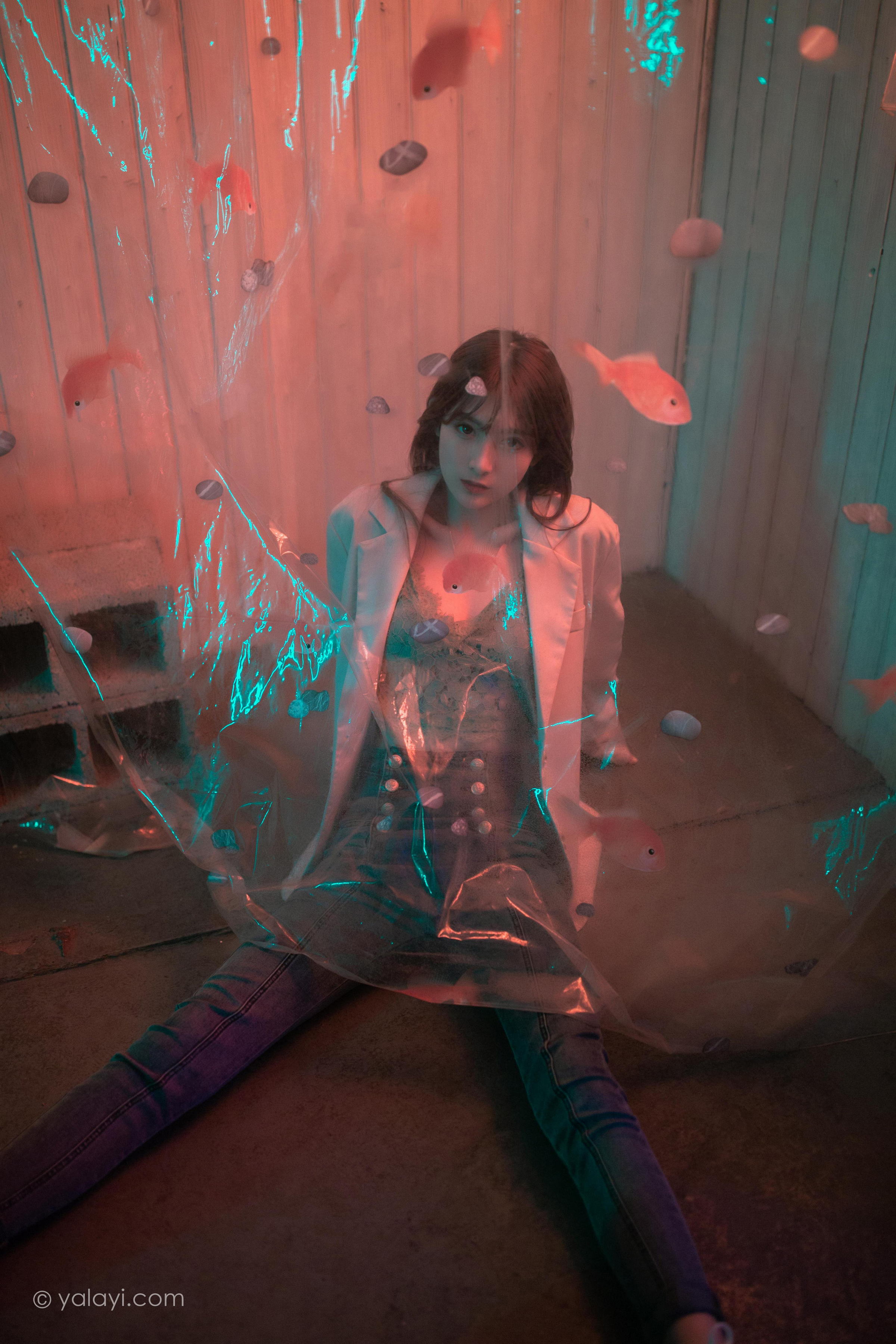 [YALAYI雅拉伊]2022.04.02 无关痛痒 小米 白色外套与灰色蕾丝内衣加牛仔裤性感私房写真集第14张