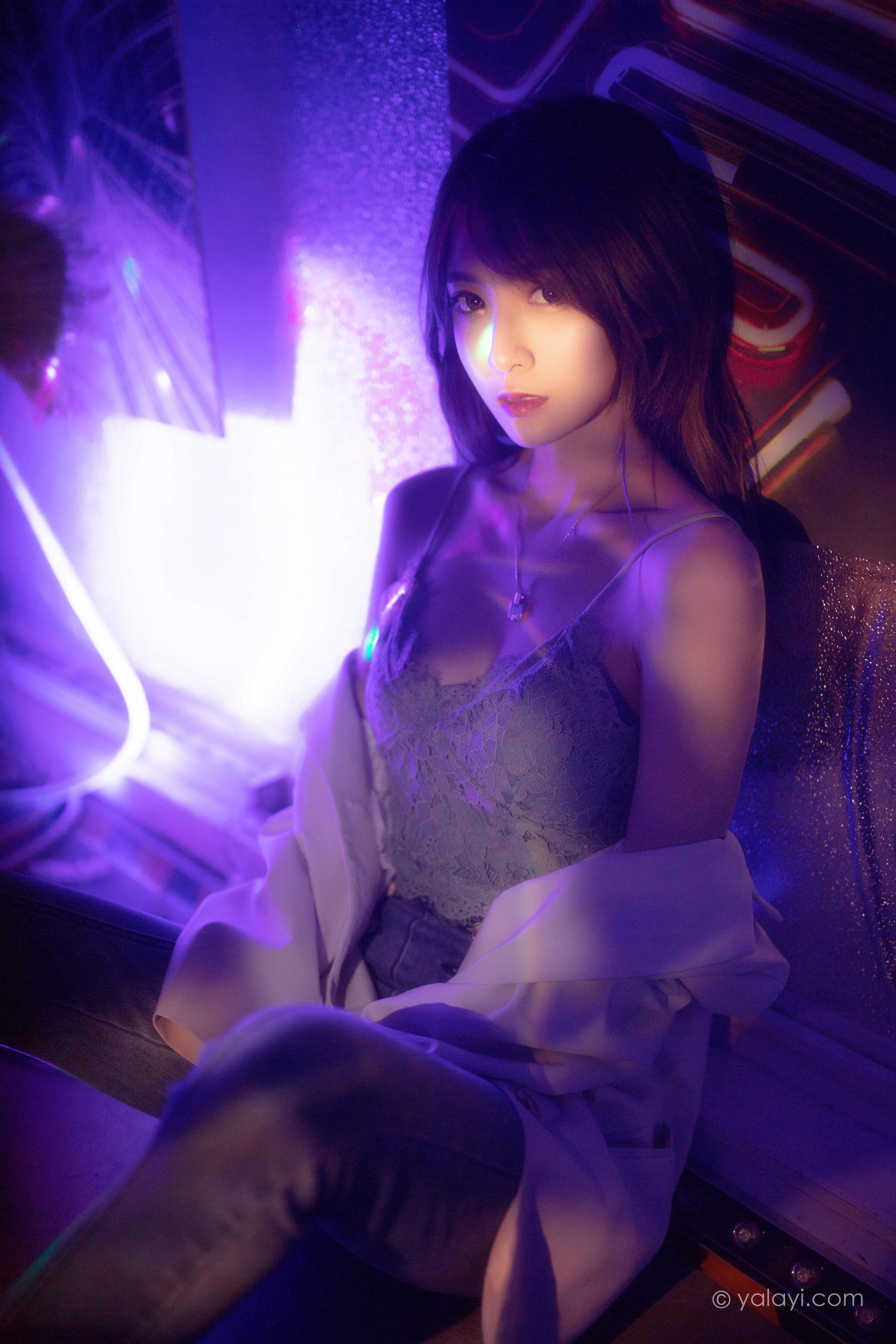 [YALAYI雅拉伊]2022.04.02 无关痛痒 小米 白色外套与灰色蕾丝内衣加牛仔裤性感私房写真集第7张