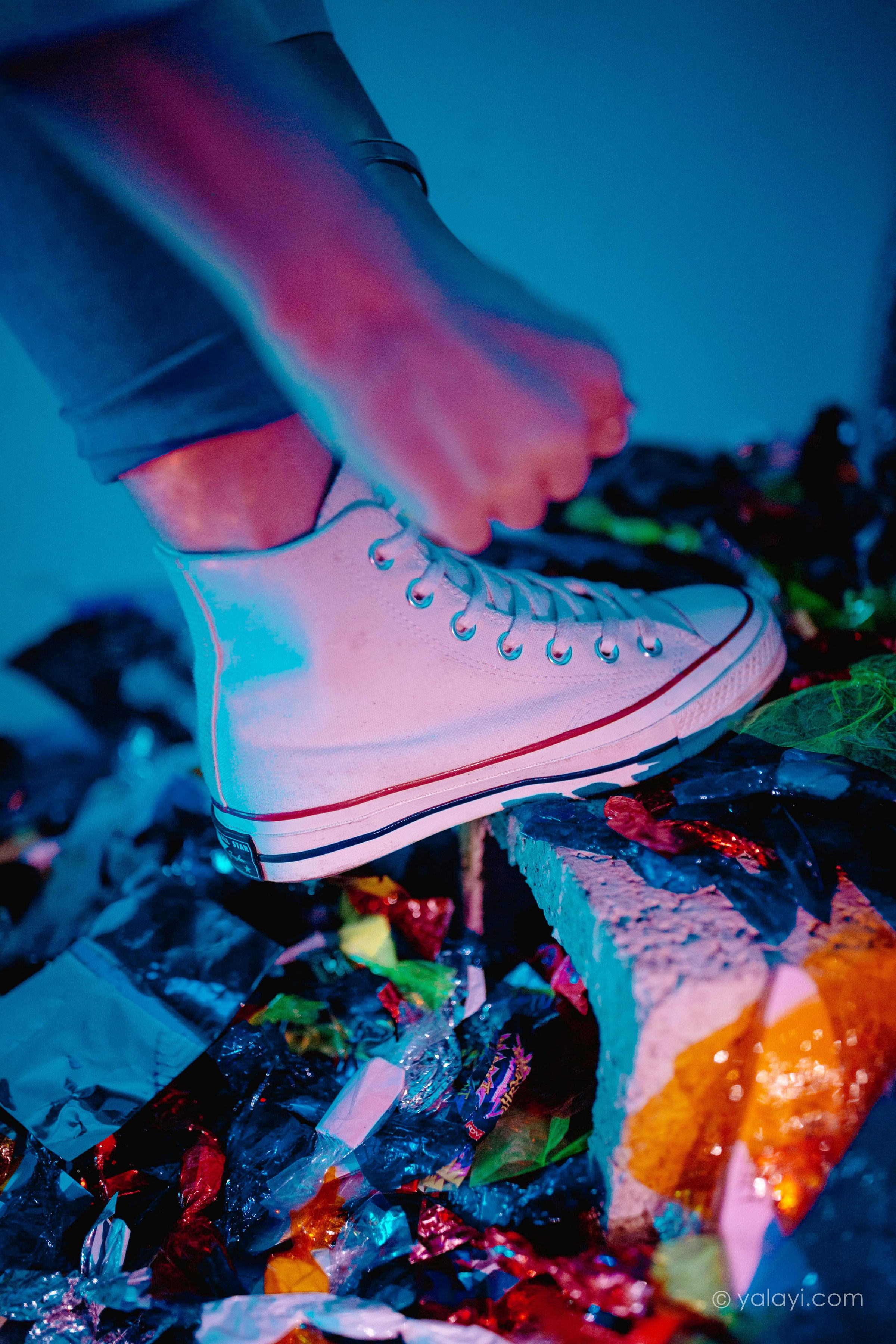 [YALAYI雅拉伊]2022.04.02 无关痛痒 小米 白色外套与灰色蕾丝内衣加牛仔裤性感私房写真集第8张