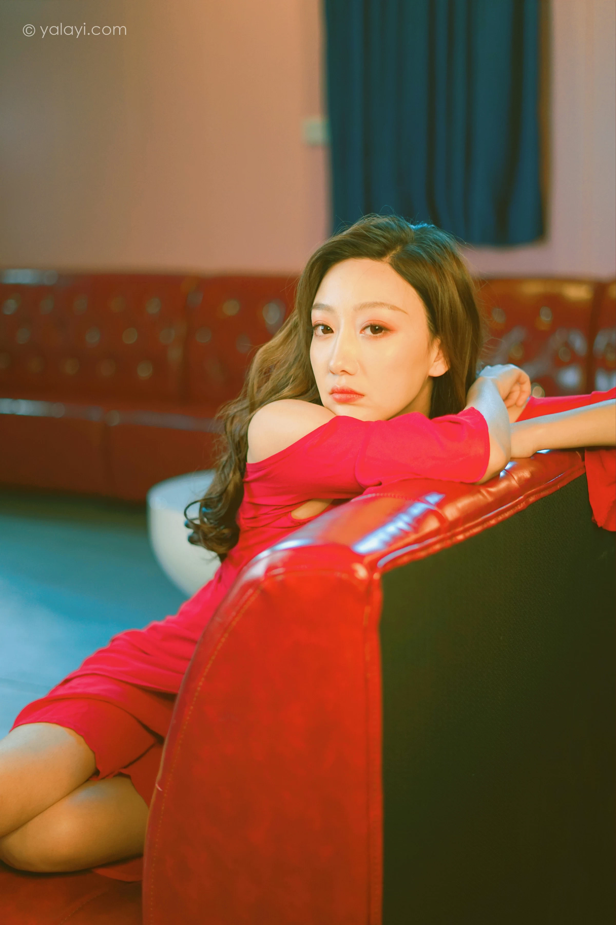 [YALAYI雅拉伊]2021.12.09 美好时光莫辜负 蕊思 红色吊带礼服裙性感私房写真集第10张