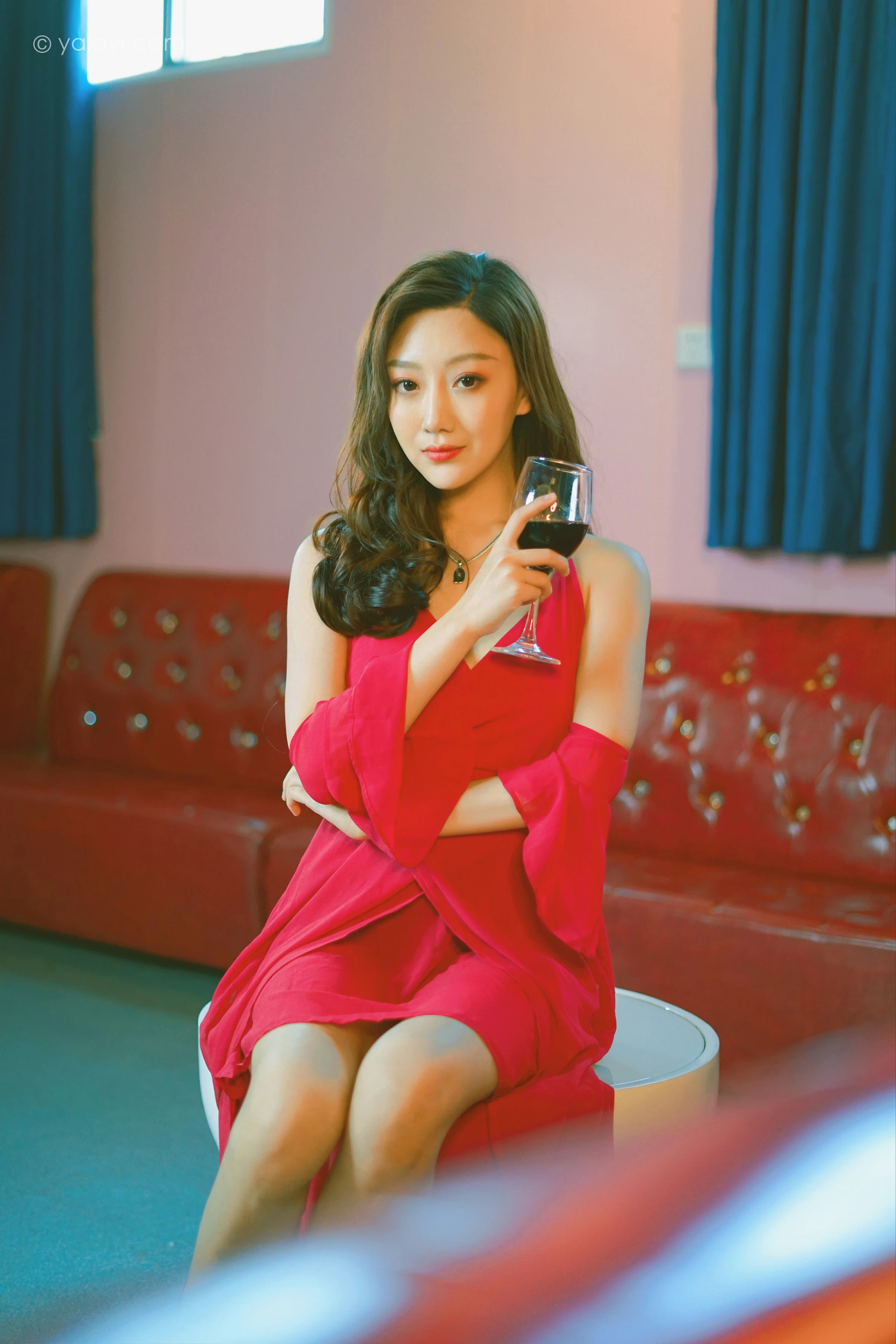 [YALAYI雅拉伊]2021.12.09 美好时光莫辜负 蕊思 红色吊带礼服裙性感私房写真集第13张