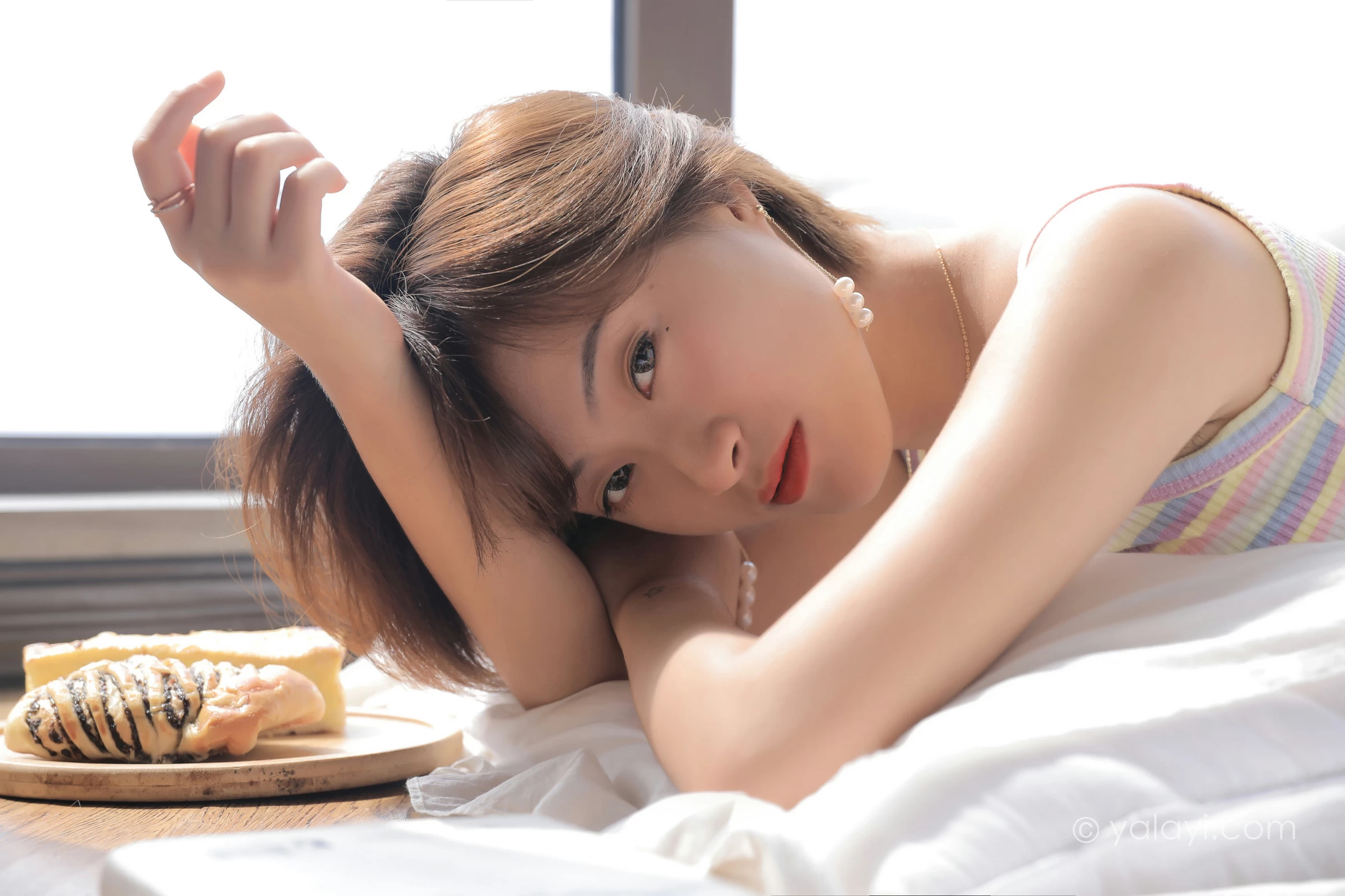 [YALAYI雅拉伊]NO.674 《幽会情人》 丁媛 彩色情趣小背心加蓝色短裤私房写真集第8张