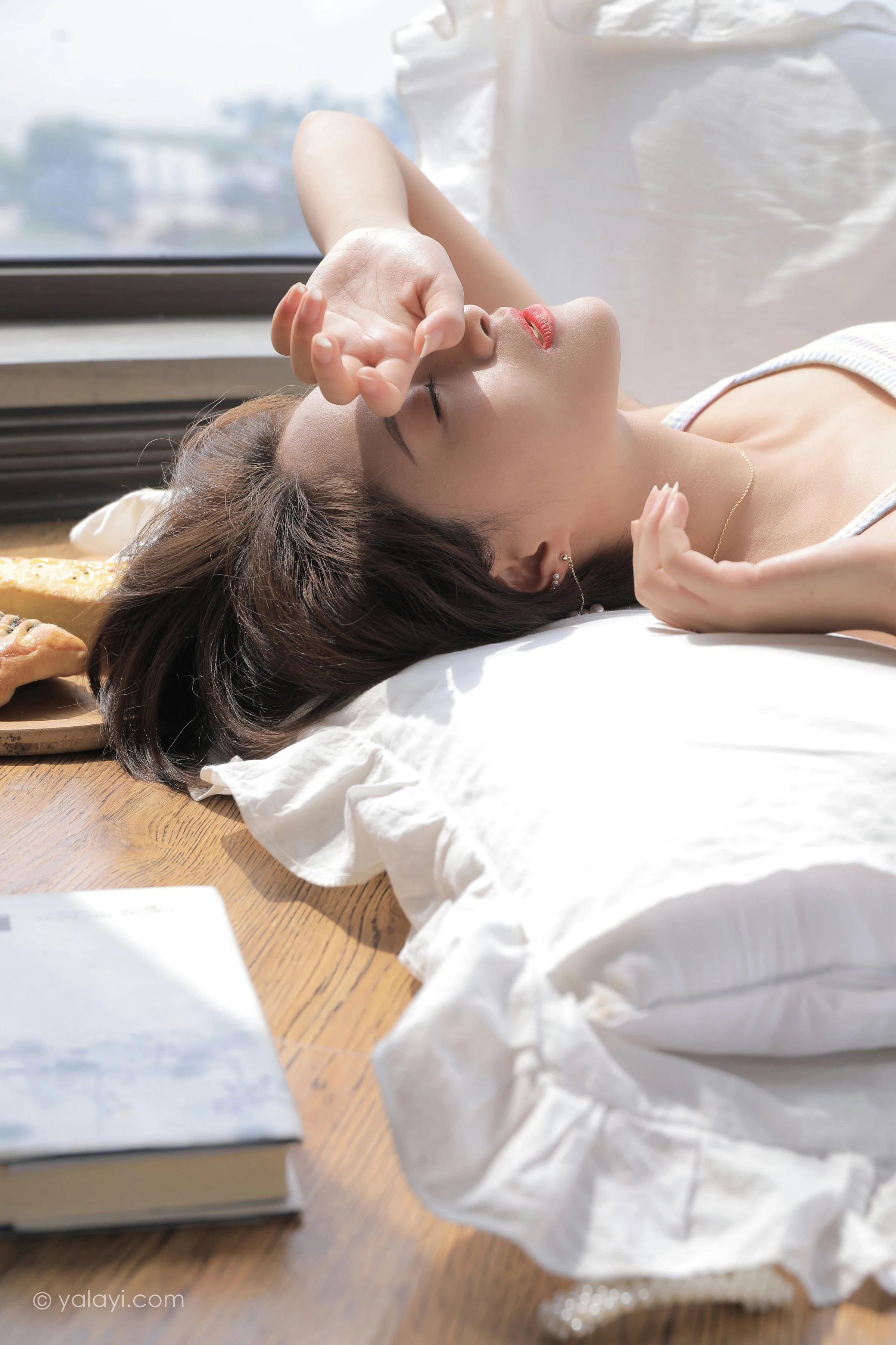 [YALAYI雅拉伊]NO.674 《幽会情人》 丁媛 彩色情趣小背心加蓝色短裤私房写真集第10张