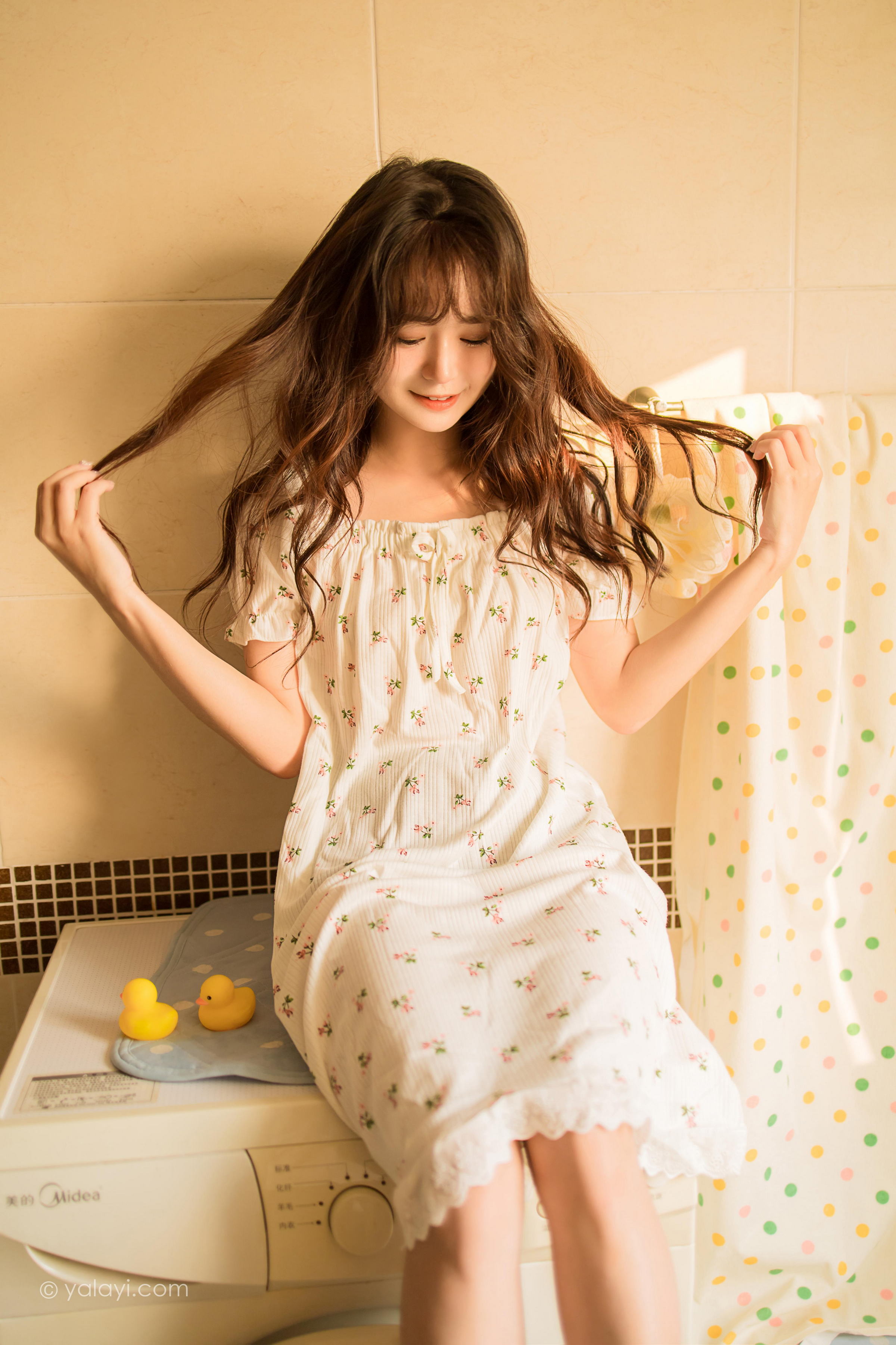 [YALAYI雅拉伊]2022.04.20 可爱的女孩 小亭 白色连身睡衣裙居家清纯写真集第10张