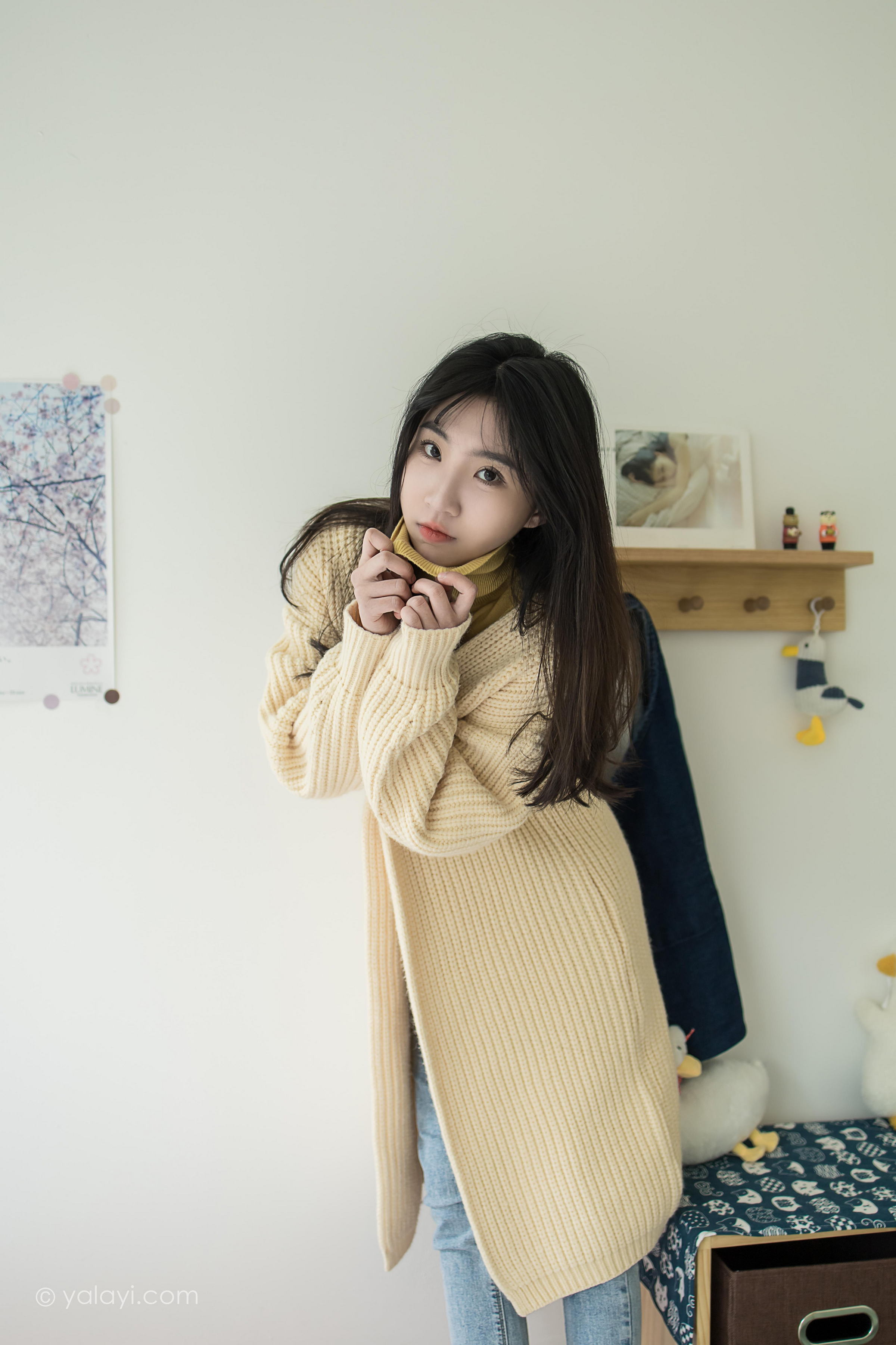 [YALAYI雅拉伊]2022.03.04 玉兰花 小乔 黄色毛衣加紧身牛仔裤居家清纯写真集第3张