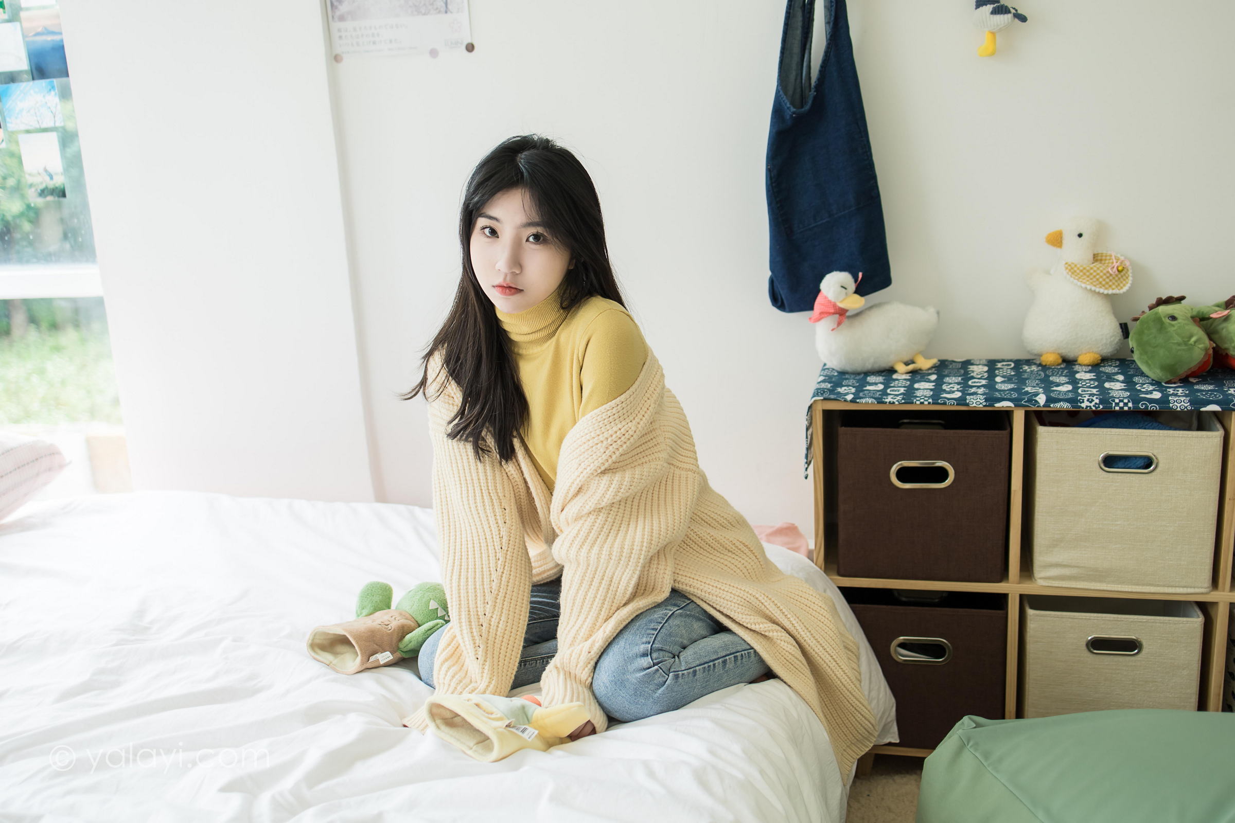 [YALAYI雅拉伊]2022.03.04 玉兰花 小乔 黄色毛衣加紧身牛仔裤居家清纯写真集第1张