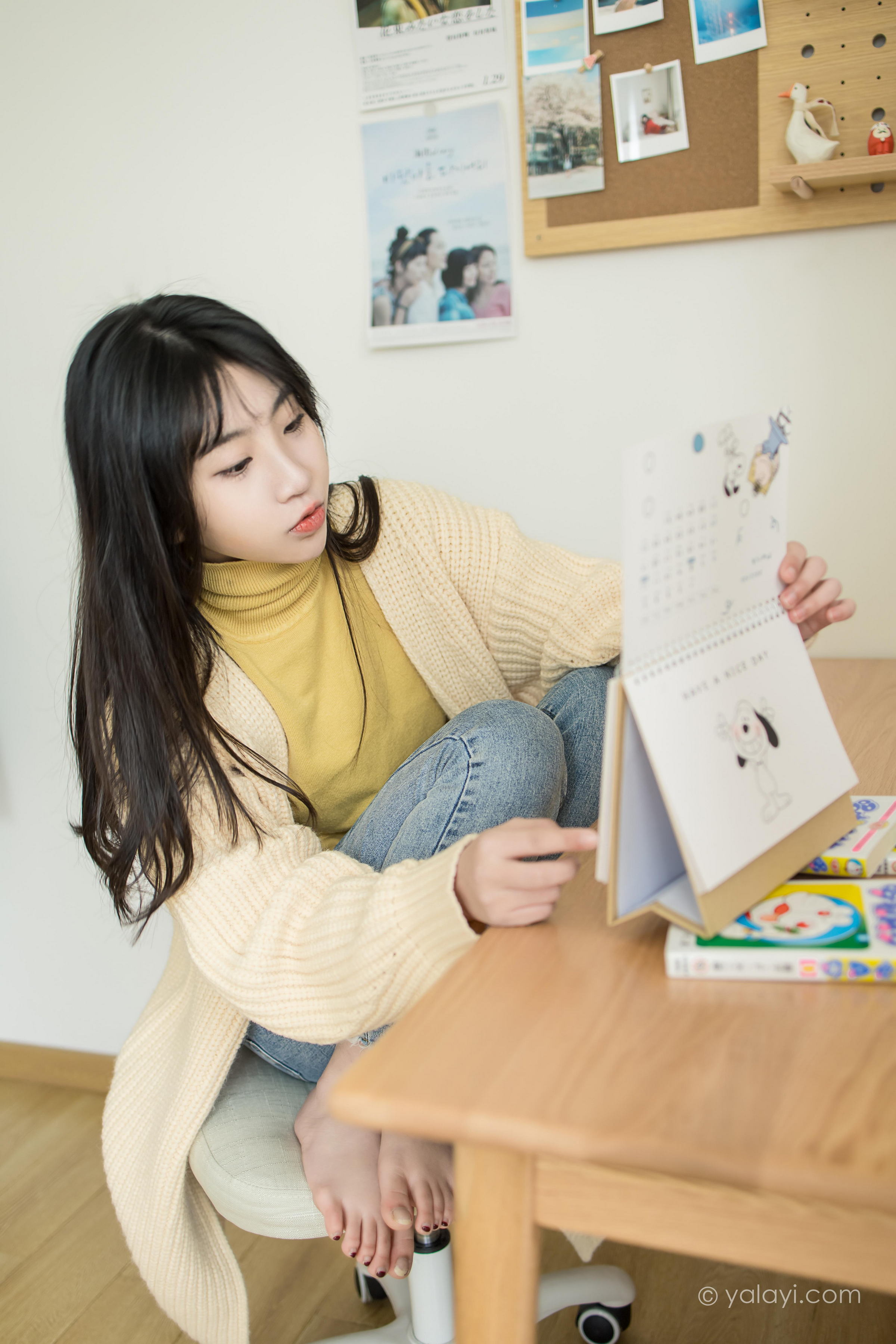 [YALAYI雅拉伊]2022.03.04 玉兰花 小乔 黄色毛衣加紧身牛仔裤居家清纯写真集第13张