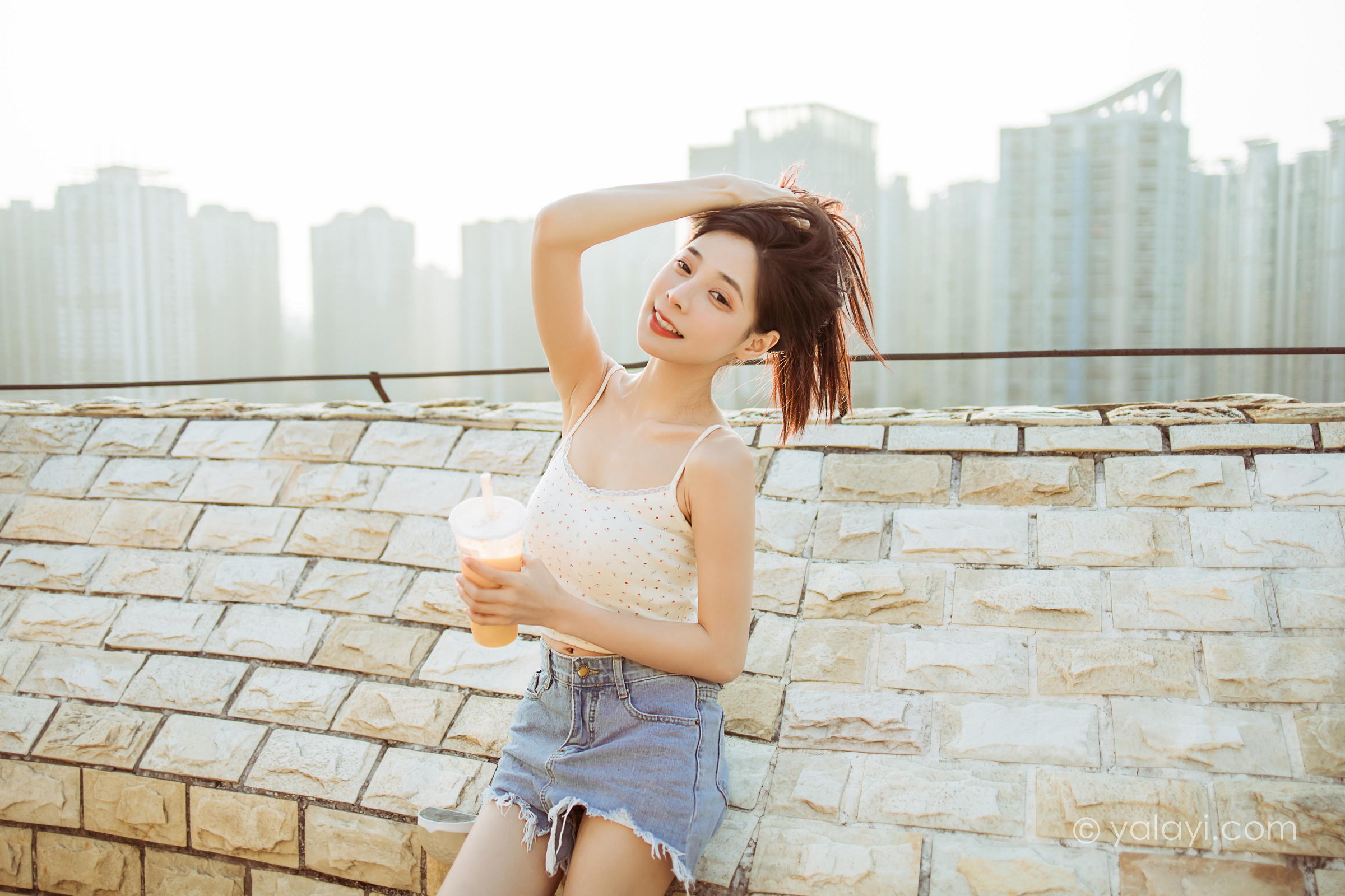 [YALAYI雅拉伊]2022.02.12 暖心情话 诗咏 白色蕾丝小背心加牛仔短裤性感私房写真集第13张