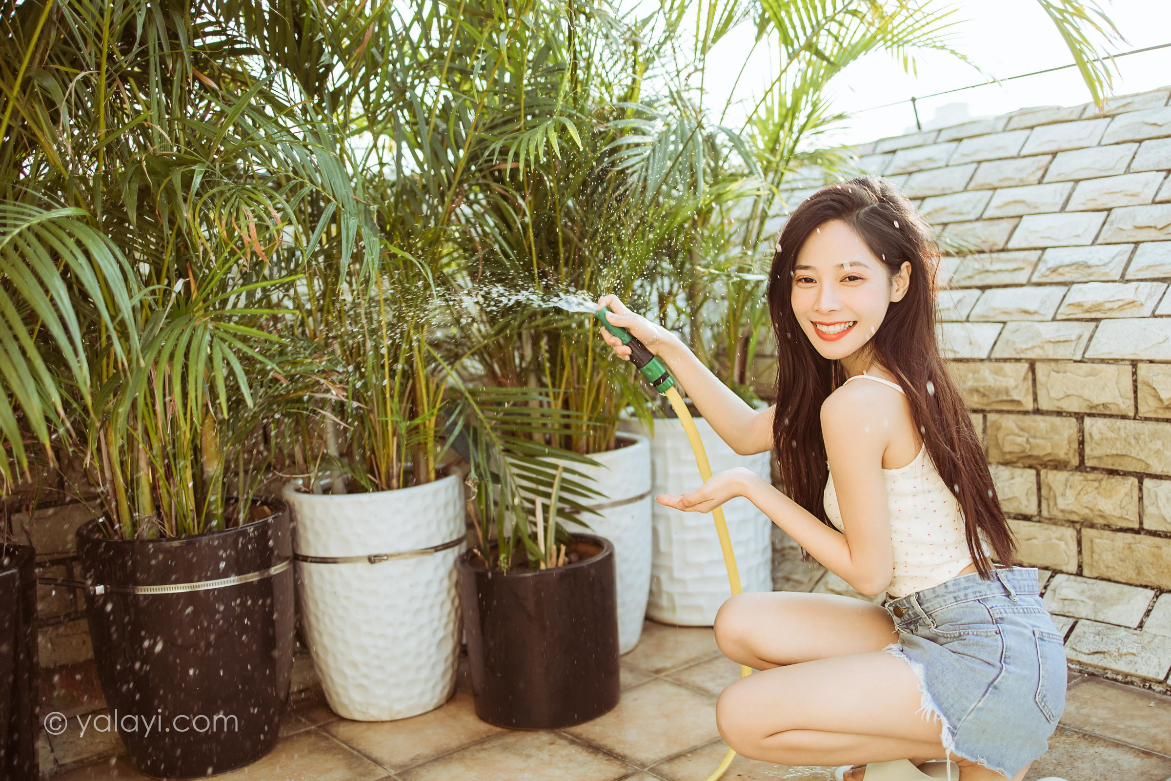 [YALAYI雅拉伊]2022.02.12 暖心情话 诗咏 白色蕾丝小背心加牛仔短裤性感私房写真集第9张