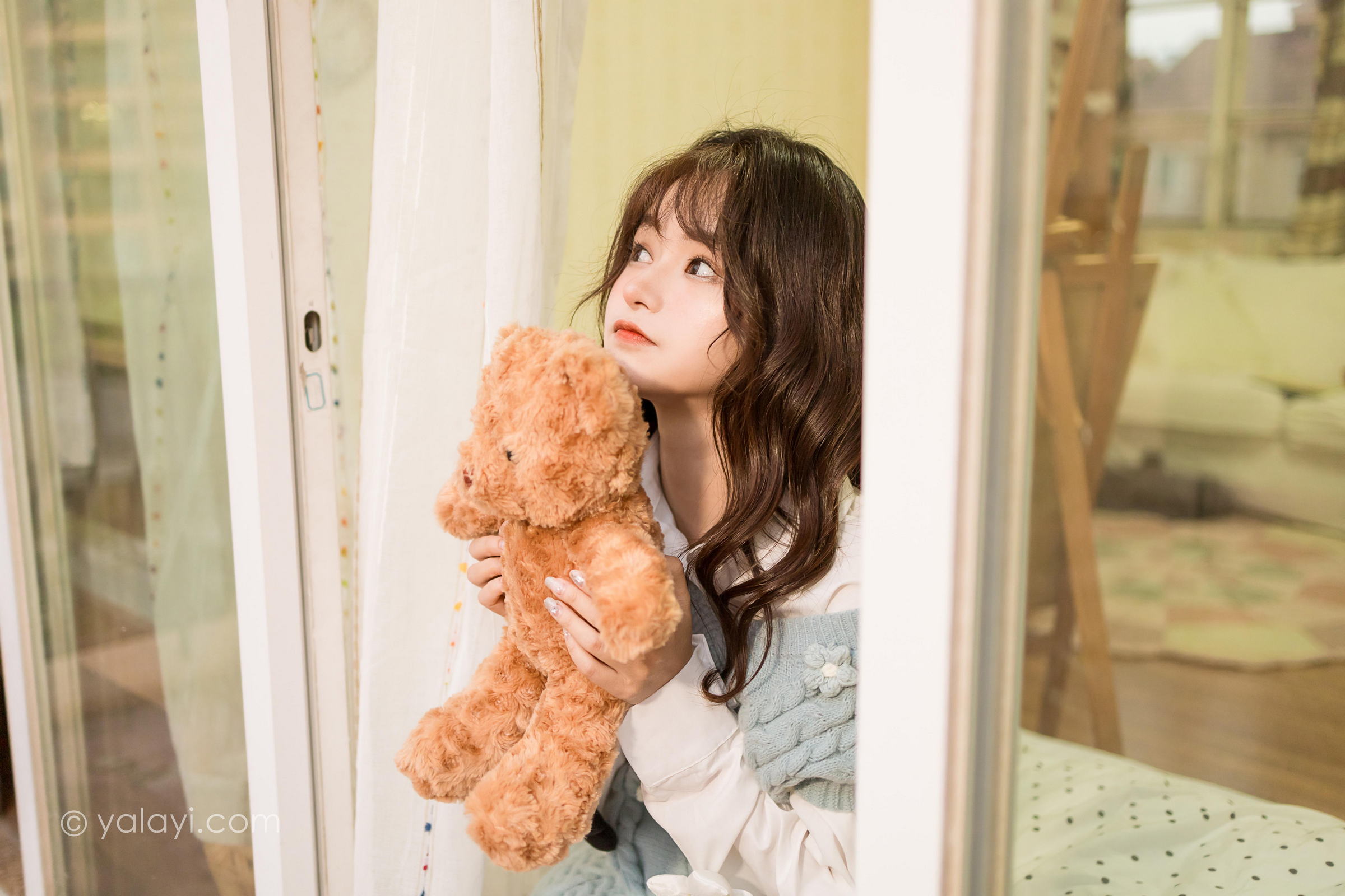 [YALAYI雅拉伊]2022.05.18 微微一笑 小亭 灰色镂空毛衣裙加白色衬衫清纯写真集第9张