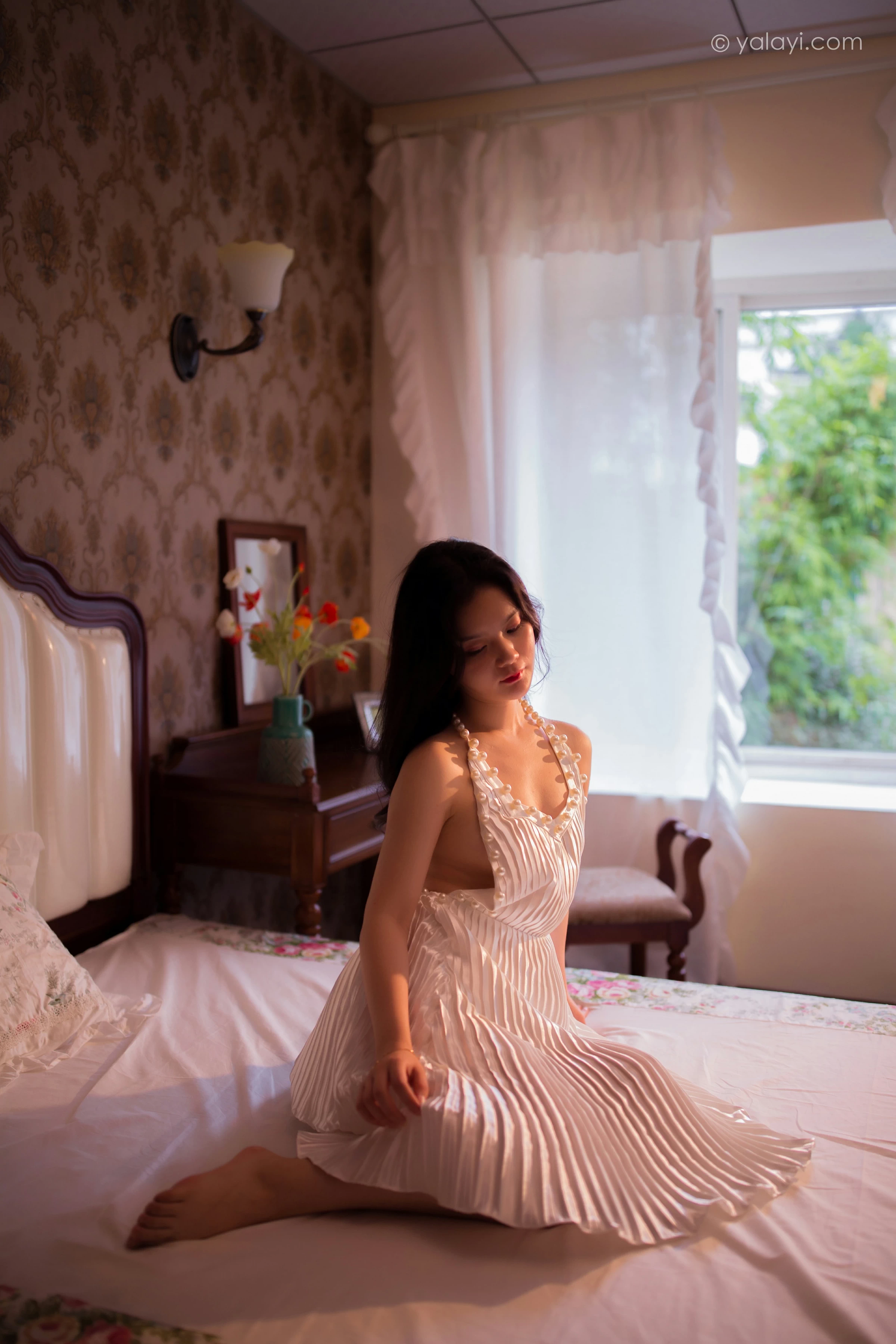 [YALAYI雅拉伊]NO.675 《月亮公主》 珍珠 白色吊脖裸背连衣裙性感私房写真集第12张