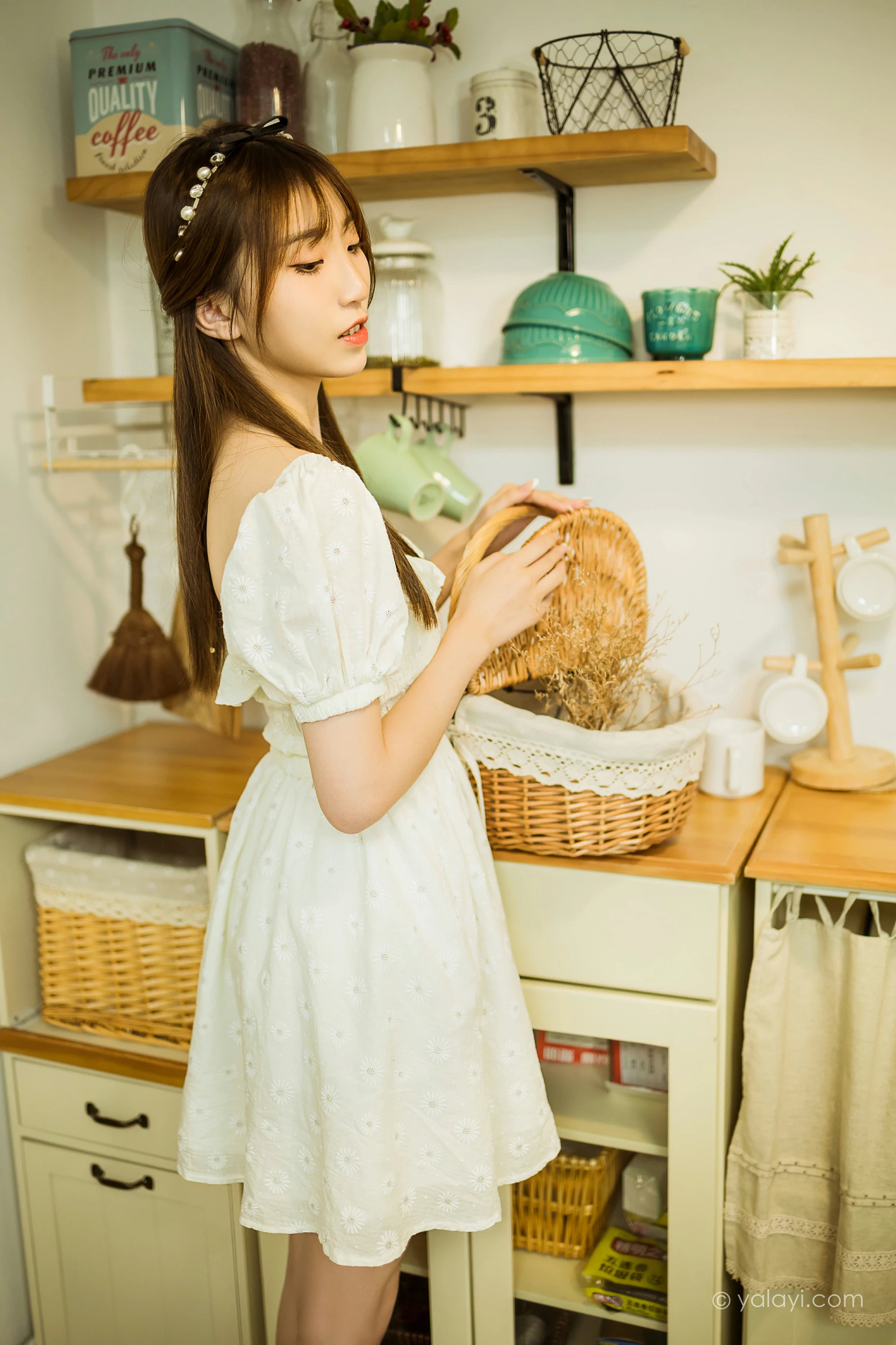 [YALAYI雅拉伊]NO.727 《甜美女友爱花艺》 小乔 白色裸背连衣裙居家写真第8张