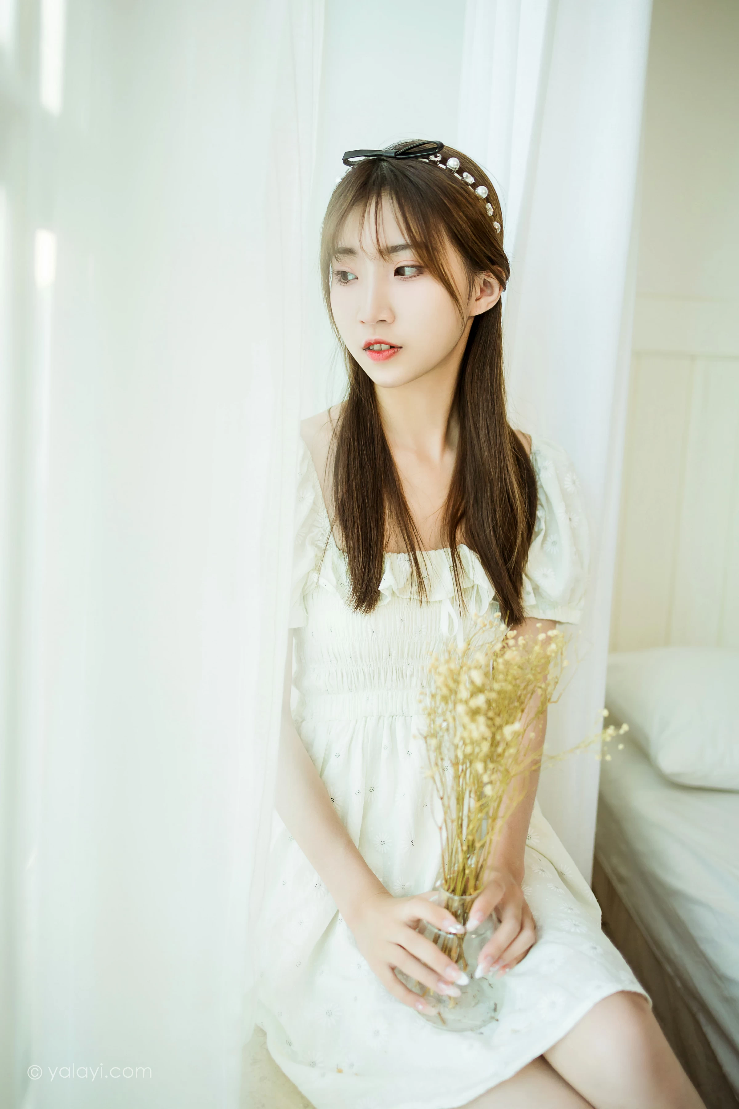 [YALAYI雅拉伊]NO.727 《甜美女友爱花艺》 小乔 白色裸背连衣裙居家写真第6张