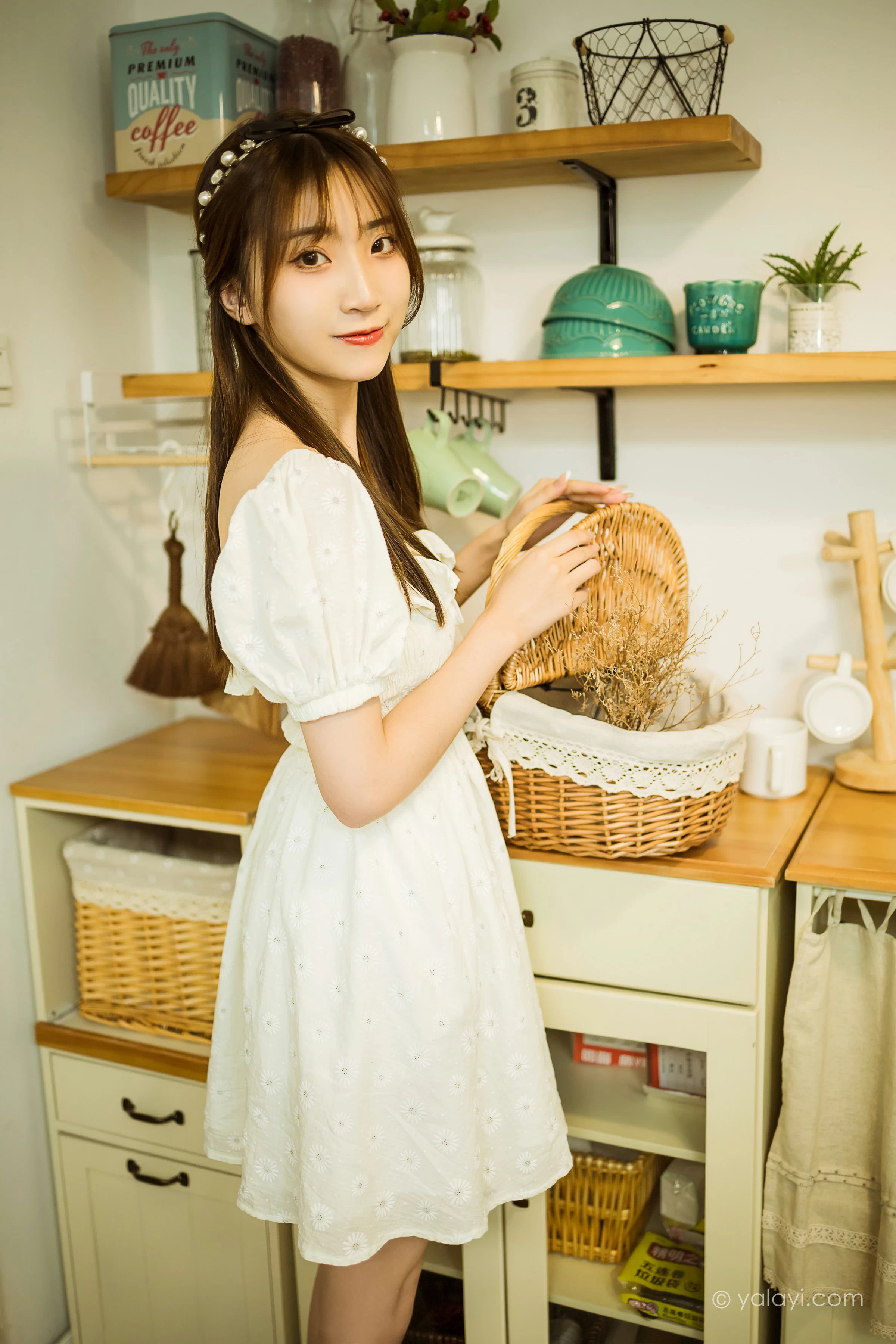 [YALAYI雅拉伊]NO.727 《甜美女友爱花艺》 小乔 白色裸背连衣裙居家写真第7张