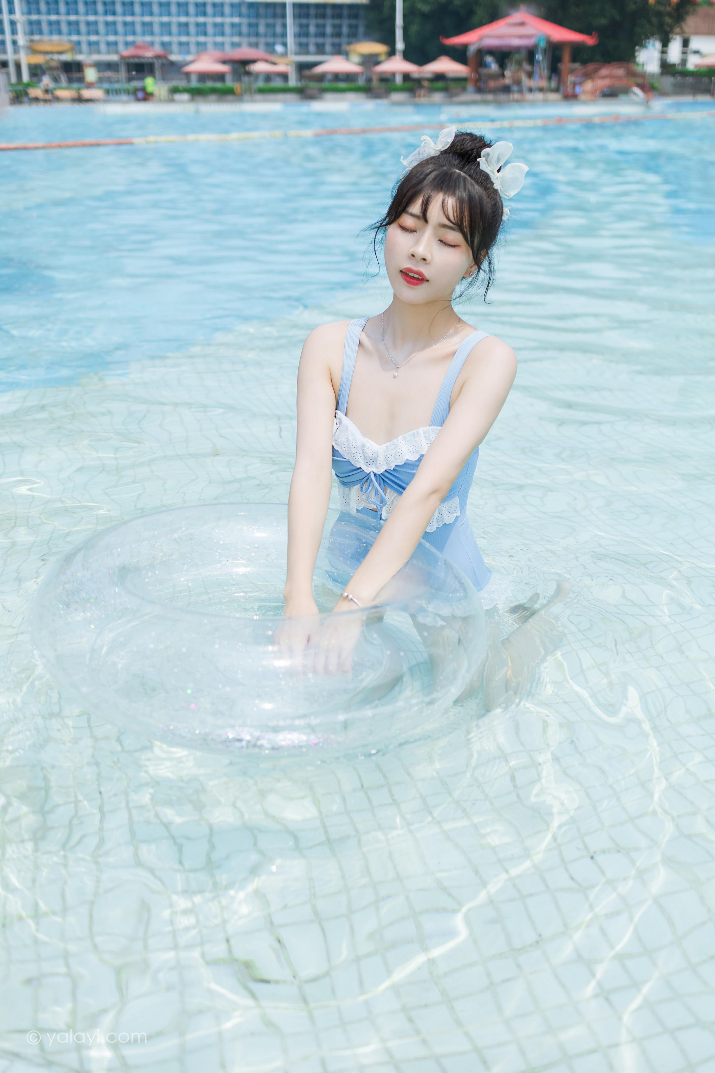 [YALAYI雅拉伊]2022.10.11 假日阳光 程小蝶 蓝色连体比基尼泳装性感写真集第6张