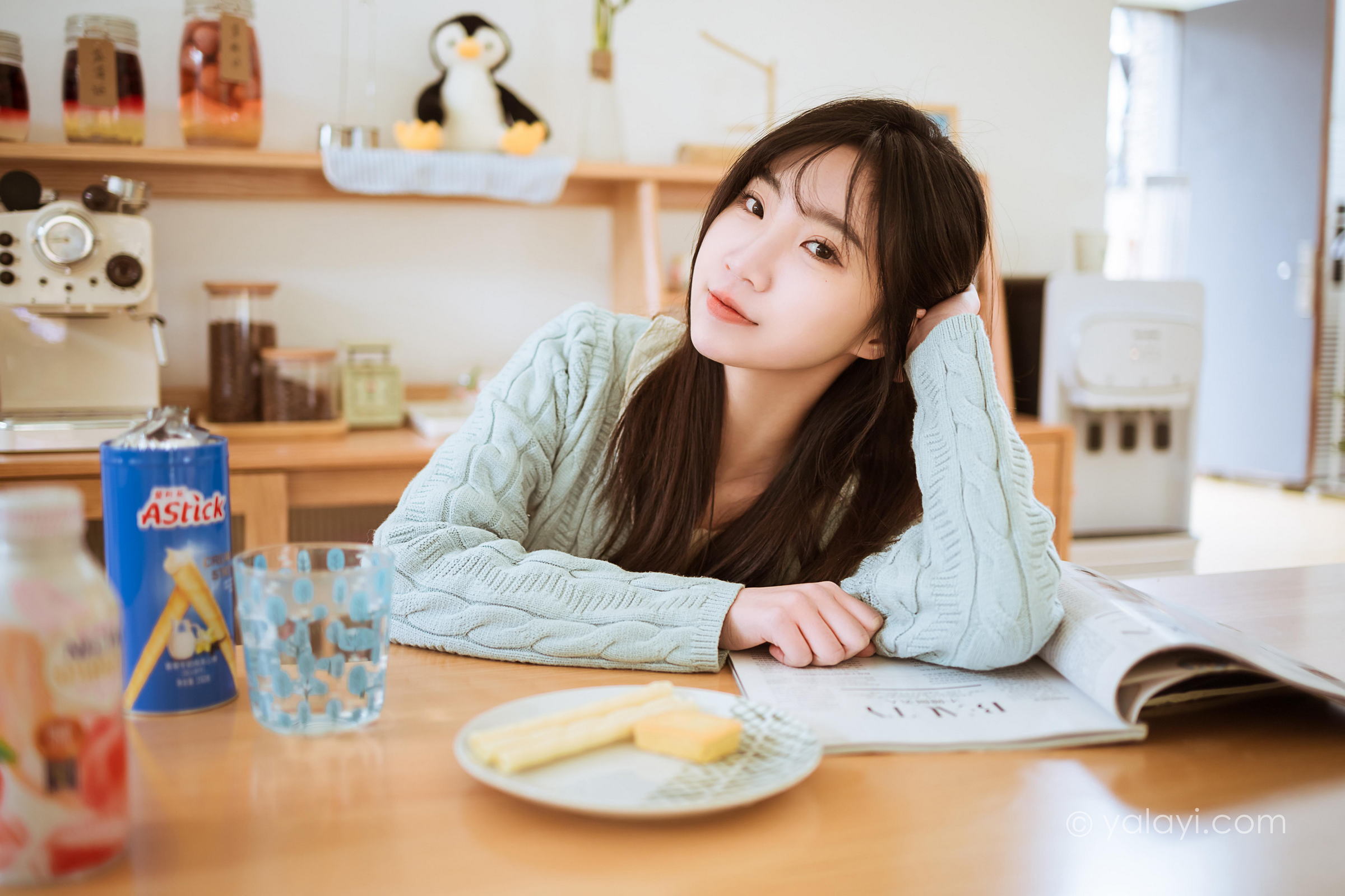 [YALAYI雅拉伊]2022.04.08 优雅永不过时 小乔 白色毛衣加连衣裙清纯写真集第3张