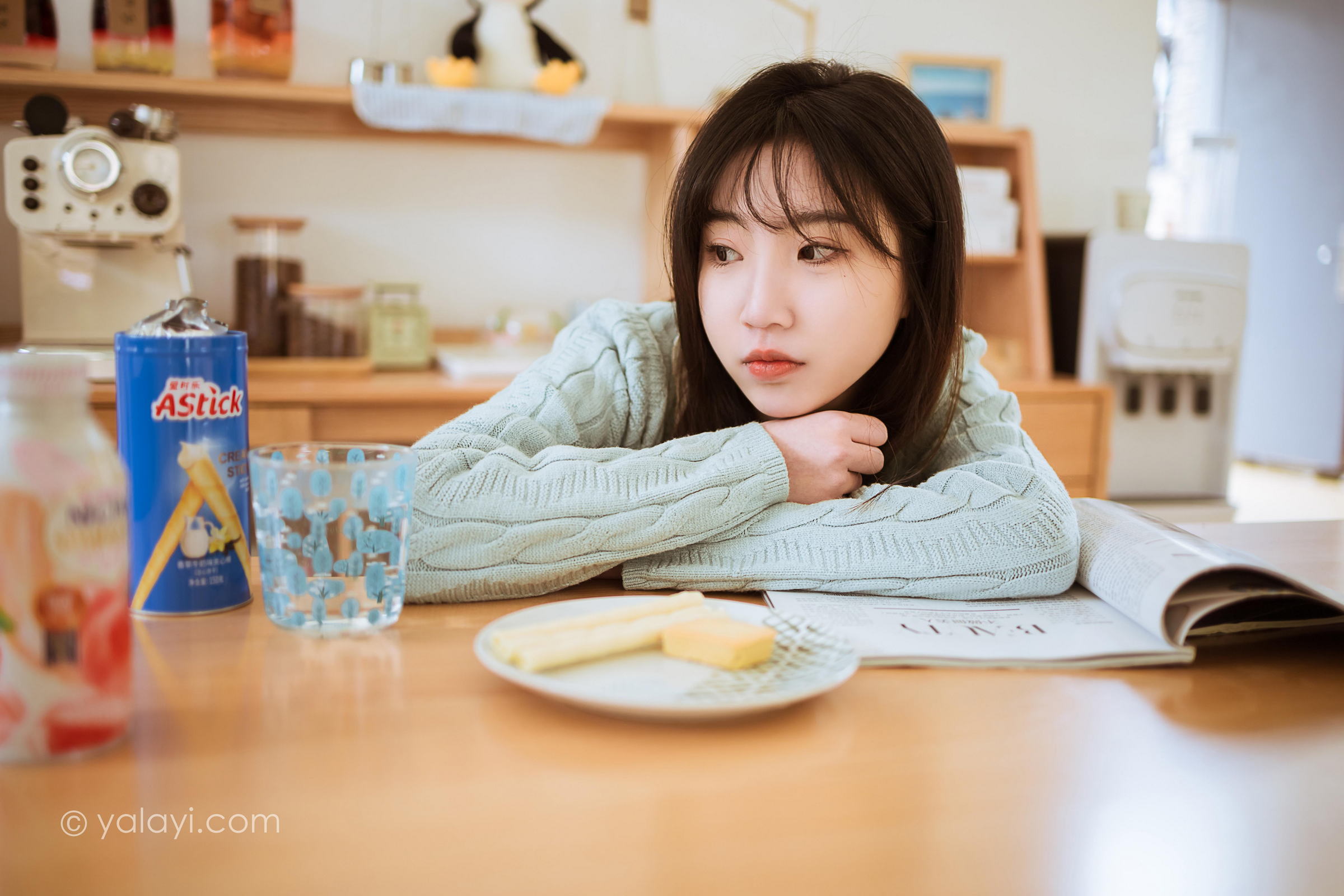 [YALAYI雅拉伊]2022.04.08 优雅永不过时 小乔 白色毛衣加连衣裙清纯写真集第2张