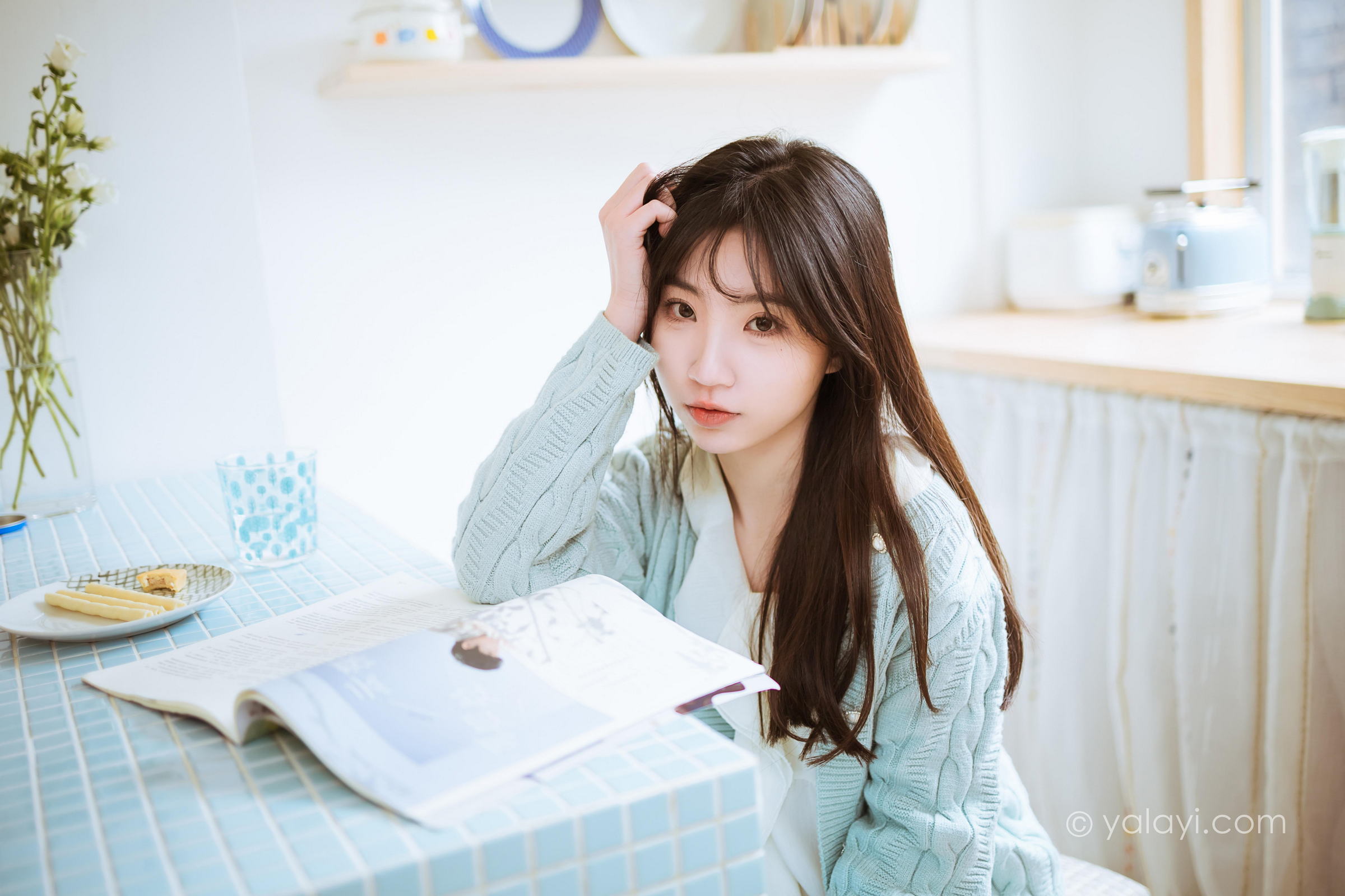 [YALAYI雅拉伊]2022.04.08 优雅永不过时 小乔 白色毛衣加连衣裙清纯写真集第10张