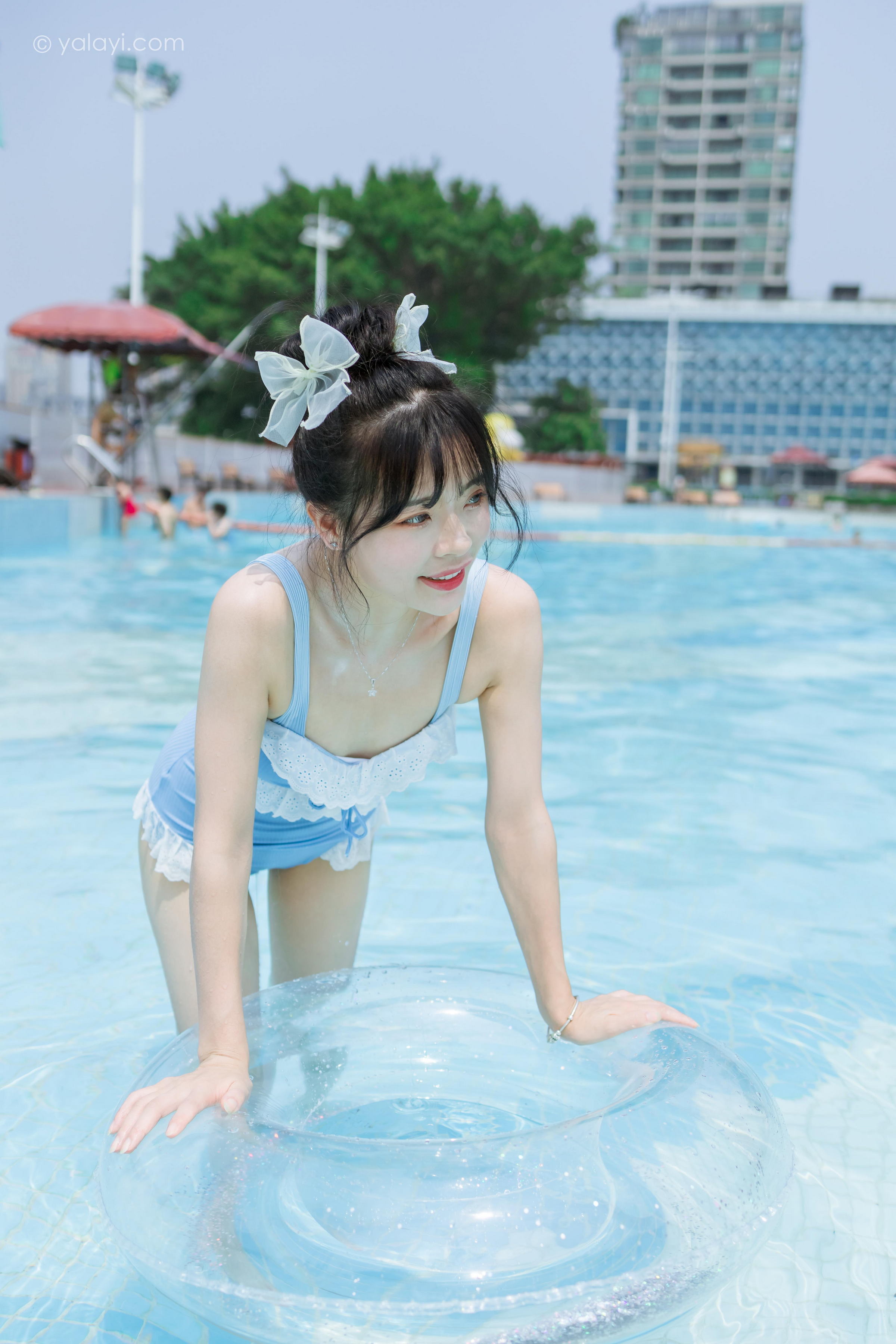 [YALAYI雅拉伊]2022.10.11 假日阳光 程小蝶 蓝色连体比基尼泳装性感写真集第13张