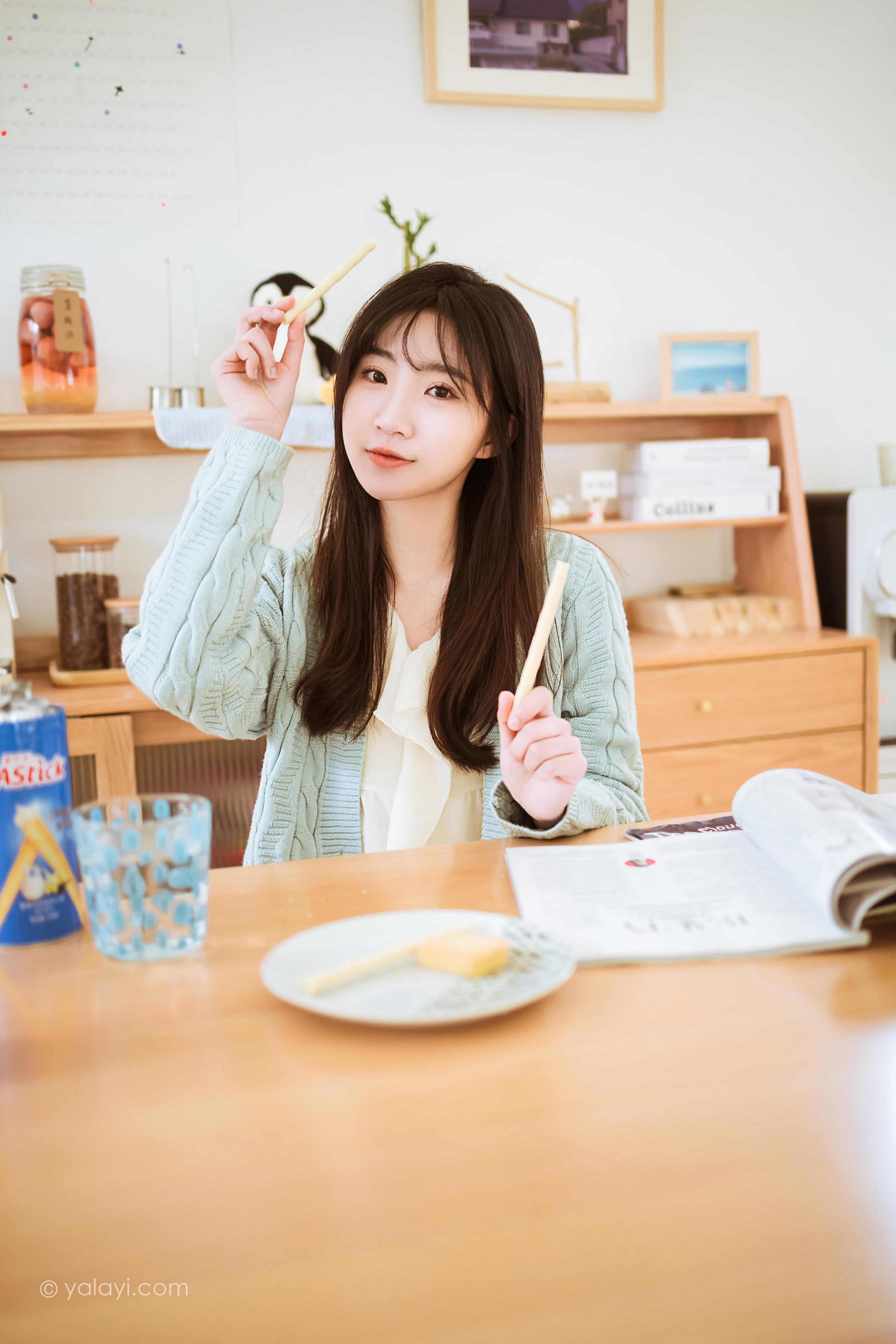 [YALAYI雅拉伊]2022.04.08 优雅永不过时 小乔 白色毛衣加连衣裙清纯写真集第4张