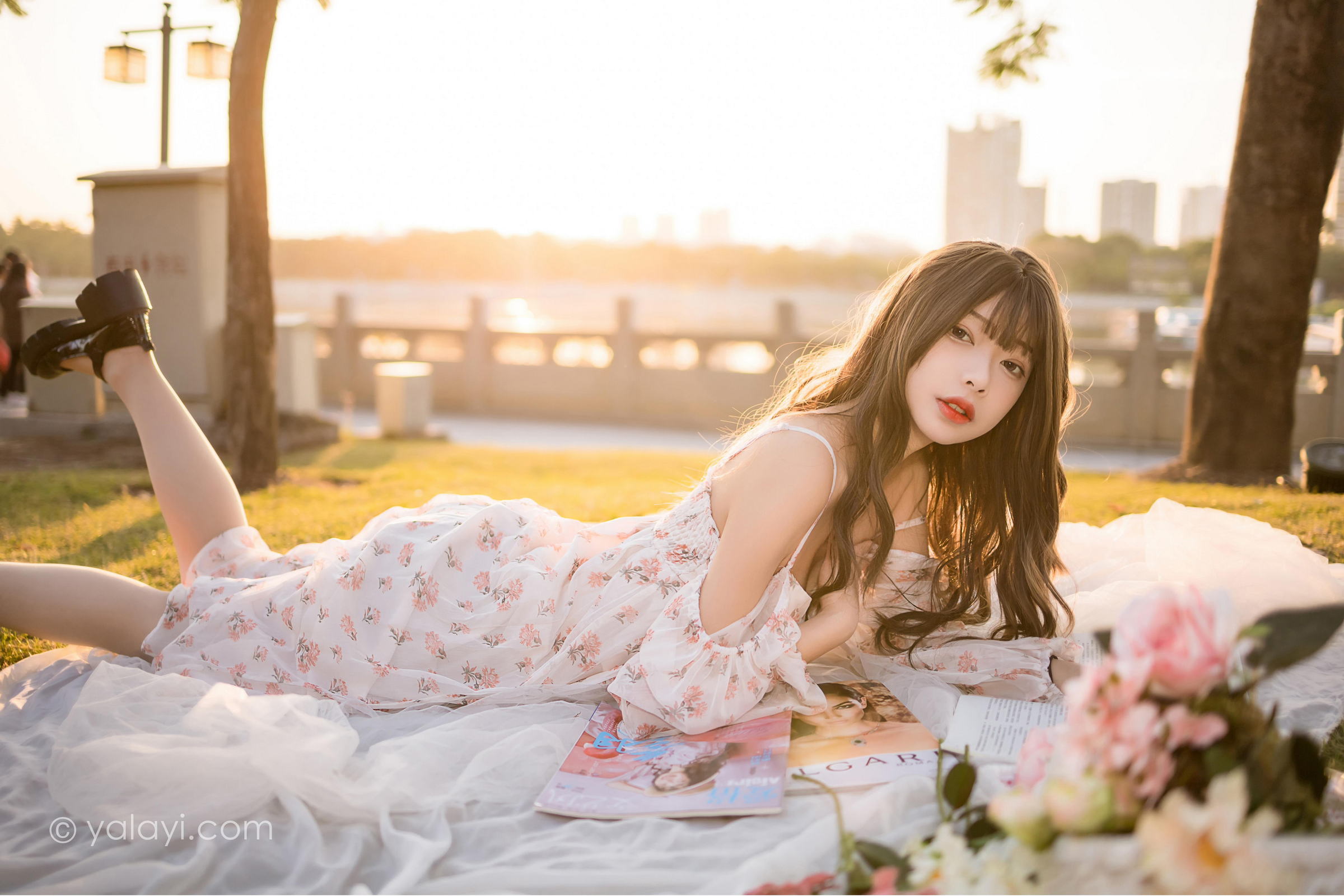 [YALAYI雅拉伊]2022.02.16 希望的阳光 阿禾 白色透视吊带连衣裙公园休闲写真集第7张