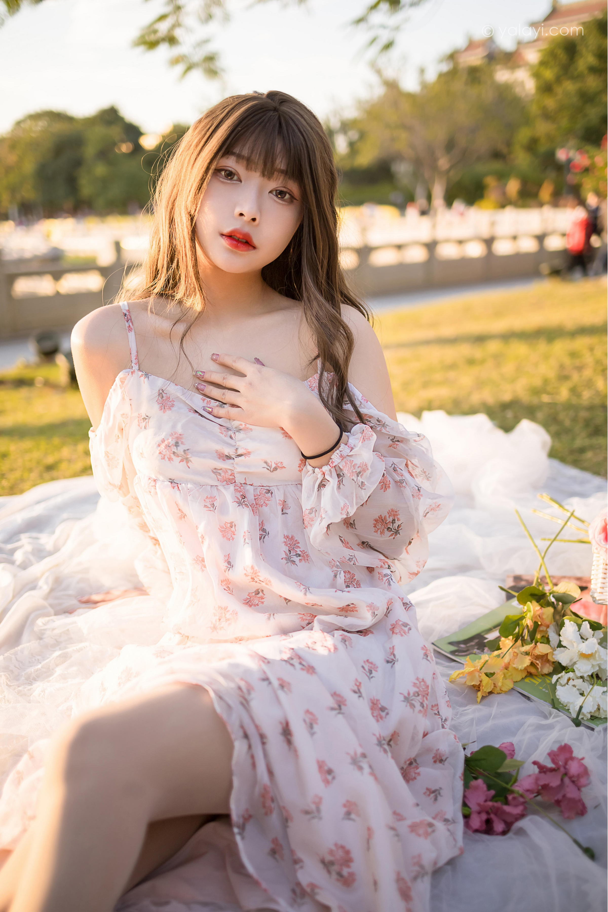 [YALAYI雅拉伊]2022.02.16 希望的阳光 阿禾 白色透视吊带连衣裙公园休闲写真集第2张