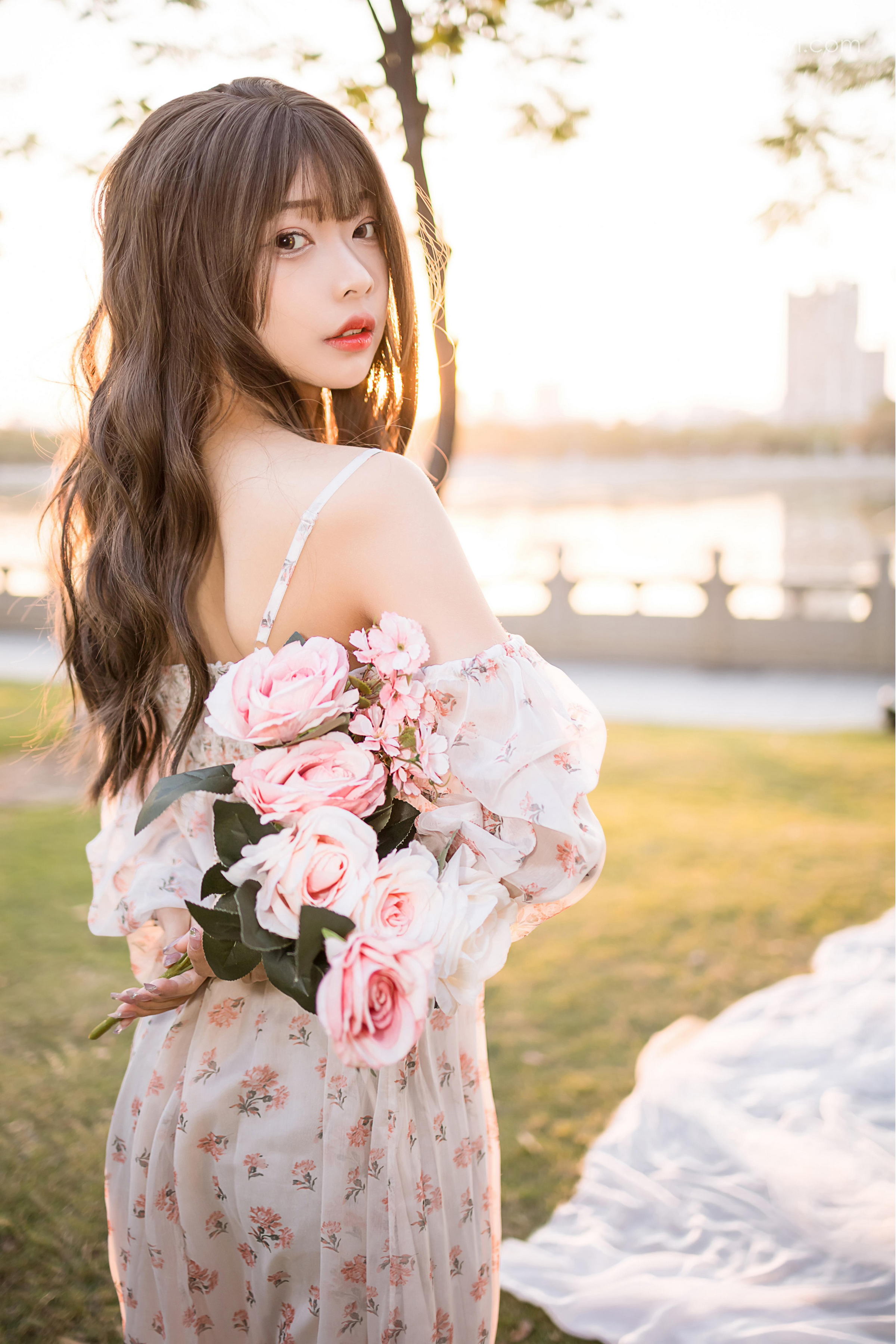 [YALAYI雅拉伊]2022.02.16 希望的阳光 阿禾 白色透视吊带连衣裙公园休闲写真集第12张