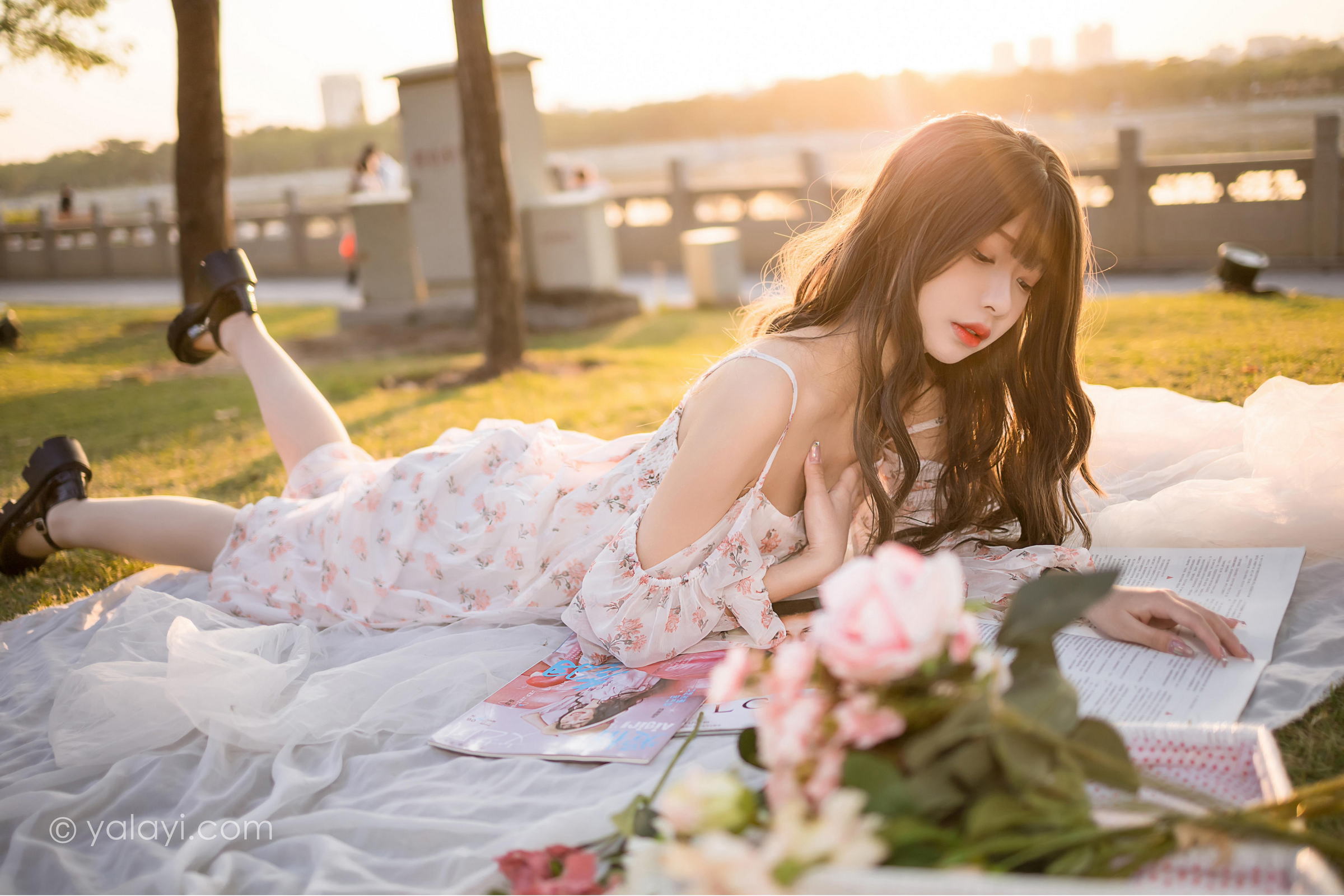 [YALAYI雅拉伊]2022.02.16 希望的阳光 阿禾 白色透视吊带连衣裙公园休闲写真集第7张