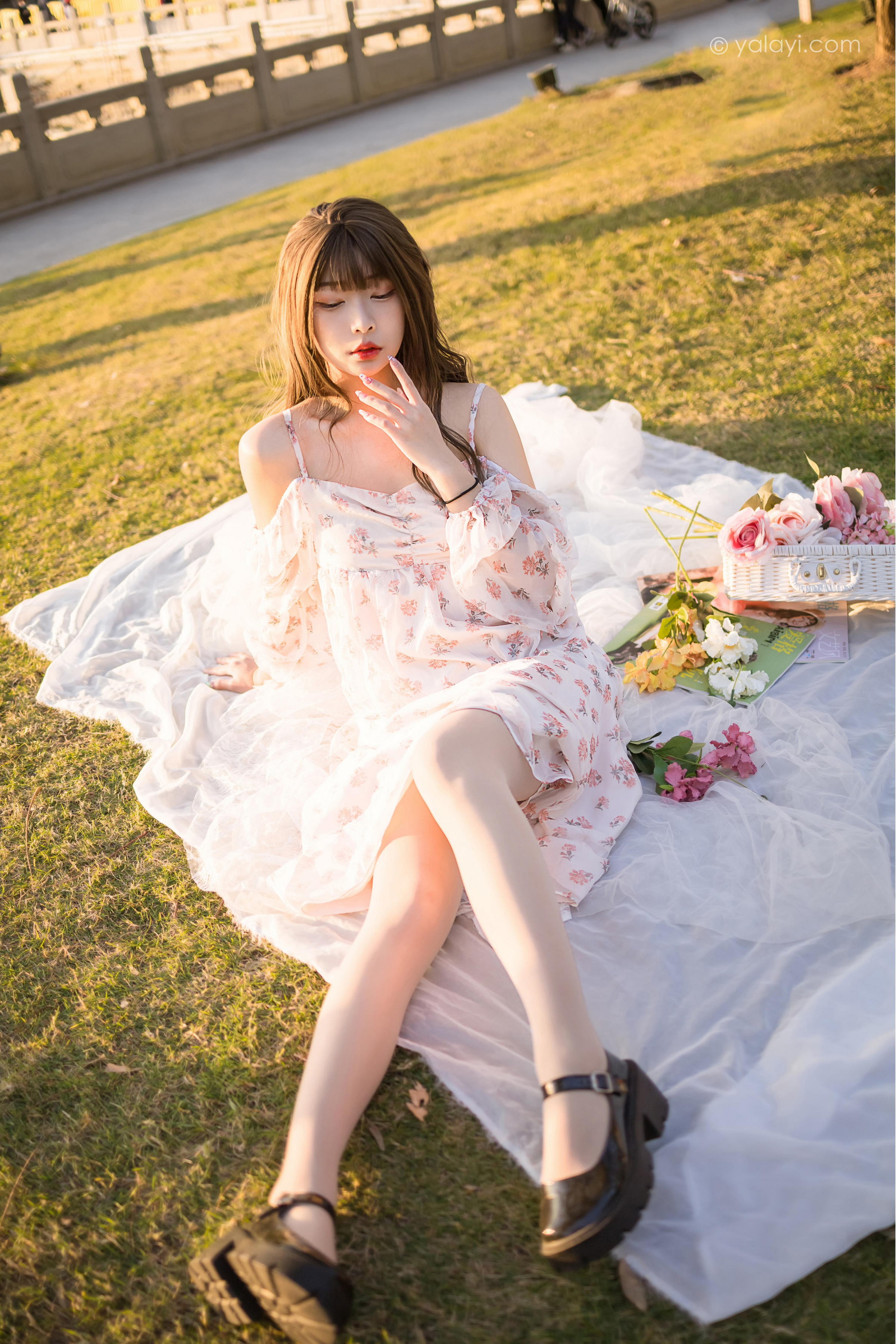 [YALAYI雅拉伊]2022.02.16 希望的阳光 阿禾 白色透视吊带连衣裙公园休闲写真集第3张