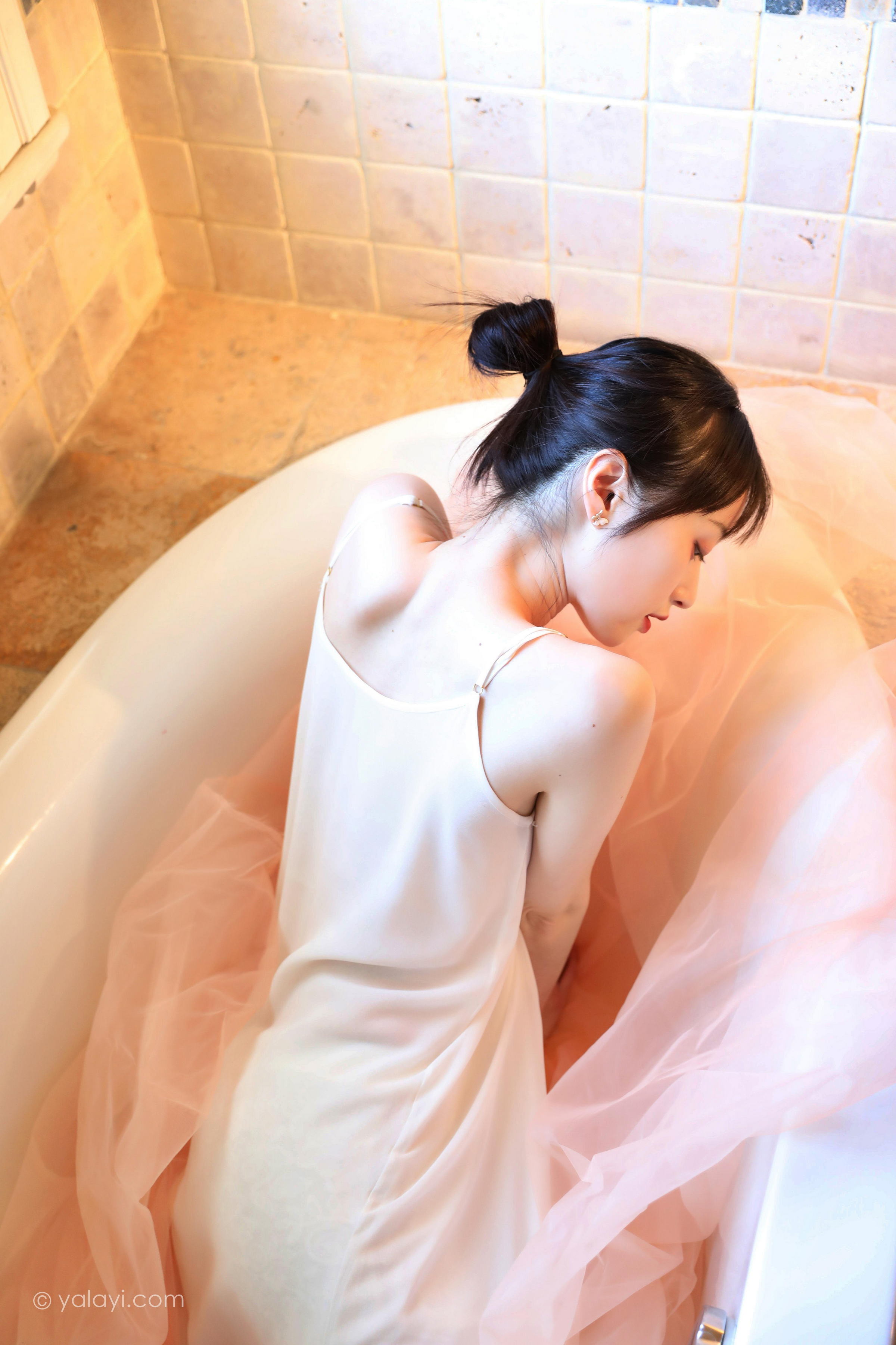 [YALAYI雅拉伊]2022.05.20 不是风景 京京 白色透视镂空披肩加橙色吊带睡衣裙性感写真集第2张