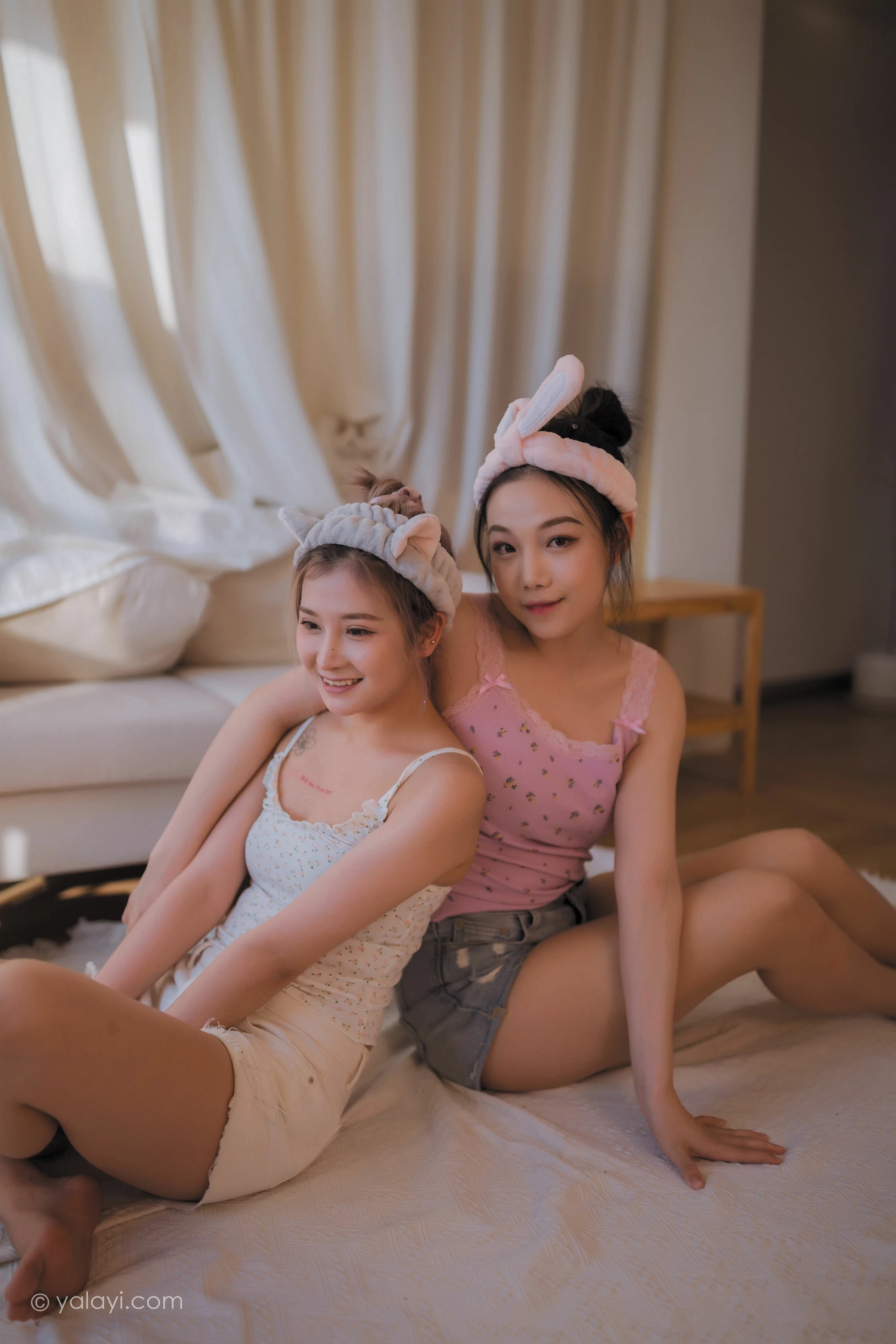 [YALAYI雅拉伊]NO.728 《另一个我》 左木 梦涵 性感小背心加短裤居家私房写真集第17张