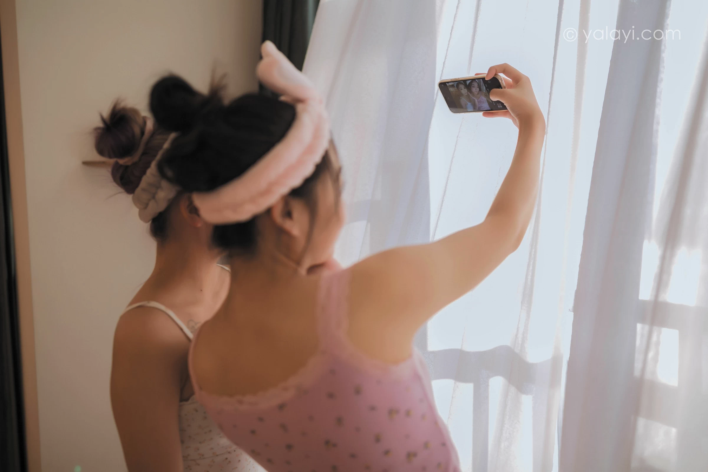 [YALAYI雅拉伊]NO.728 《另一个我》 左木 梦涵 性感小背心加短裤居家私房写真集第18张