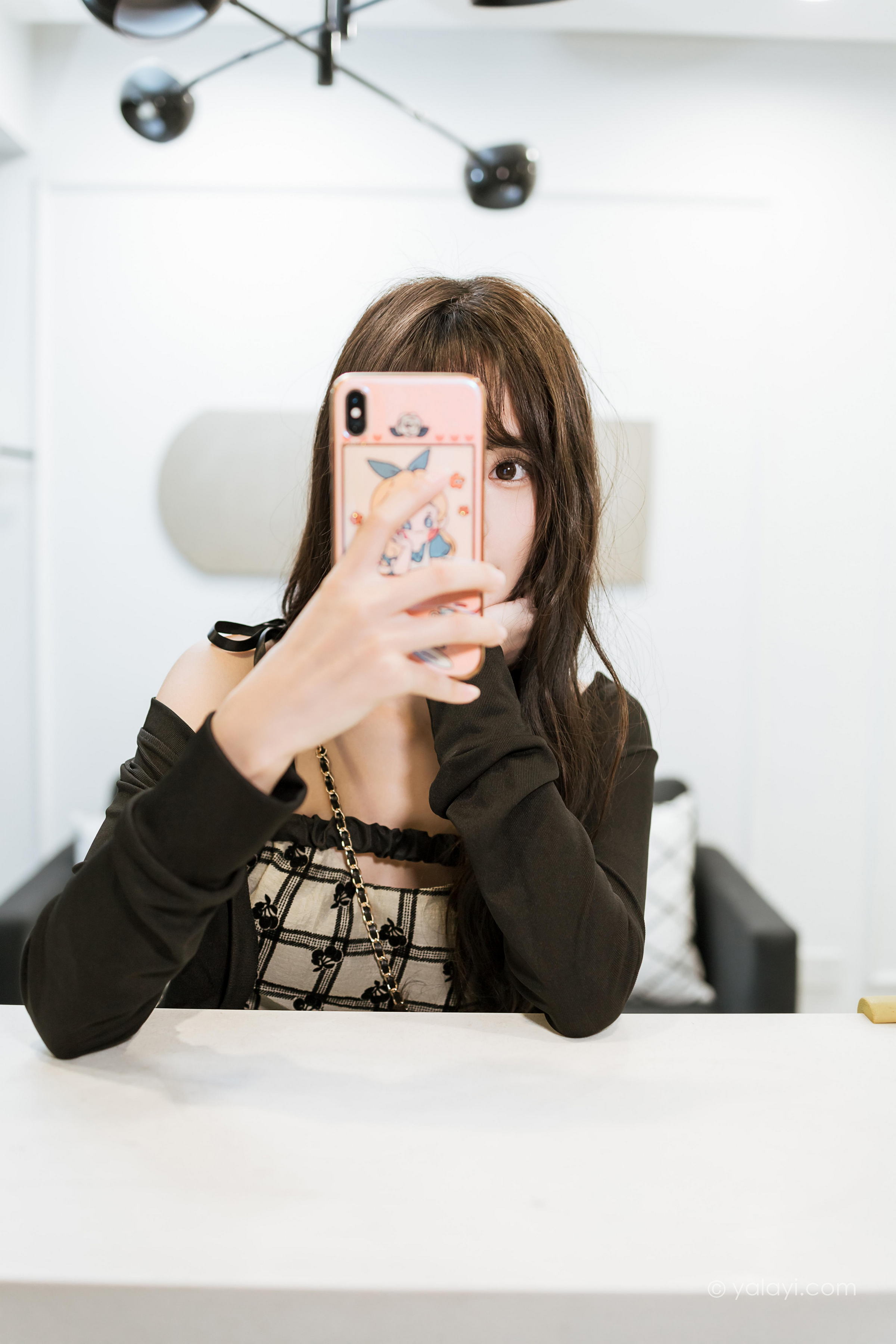 [YALAYI雅拉伊]2022.09.05 温柔的夜 小亭 黑色小外套加白色格子连衣裙居家清纯写真集第10张