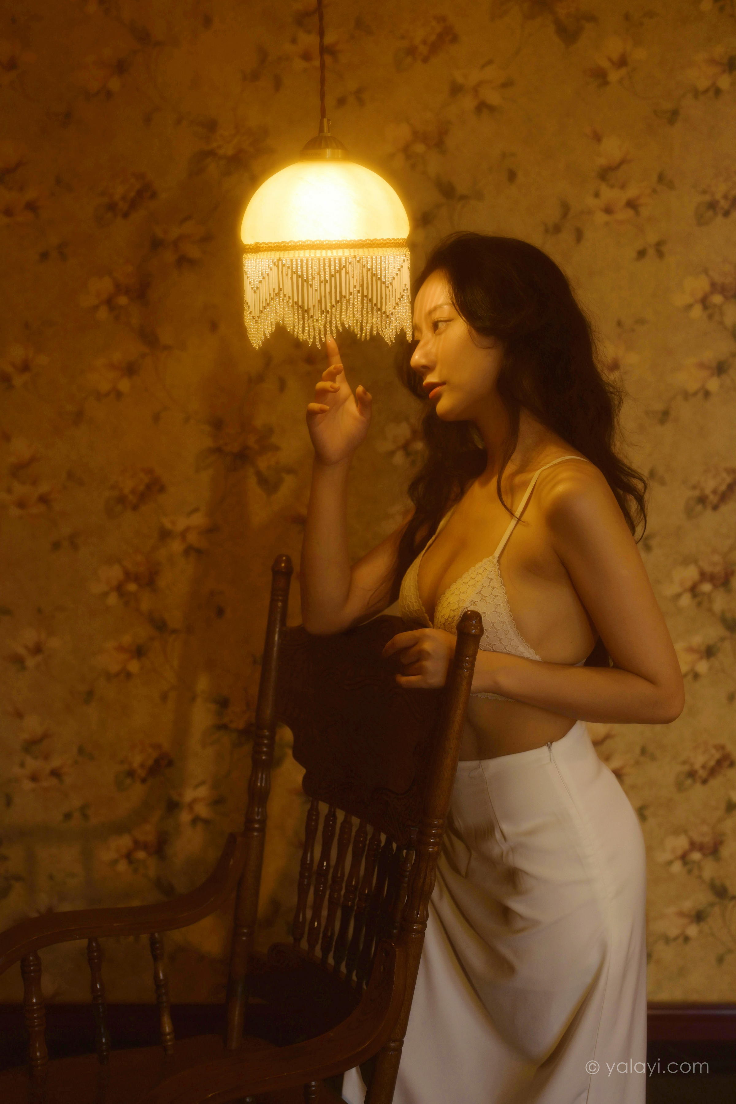 [YALAYI雅拉伊]2022.10.12 她是谁 何嘉颖 白色蕾丝内衣加开叉长裙居家性感私房写真集第10张