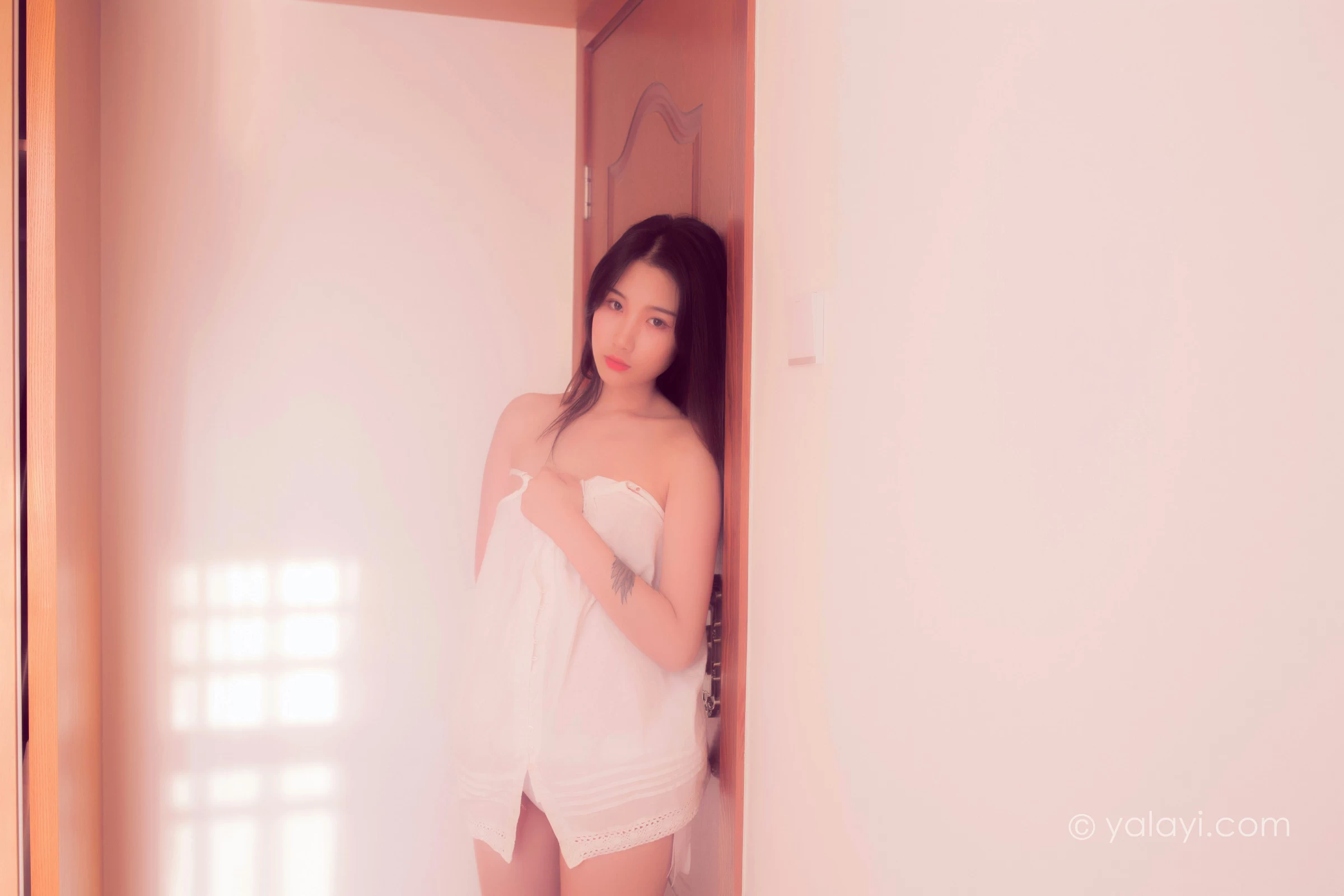 [YALAYI雅拉伊]NO.821 深情 籹籹仔 白色吊带睡衣居家性感私房写真集第9张