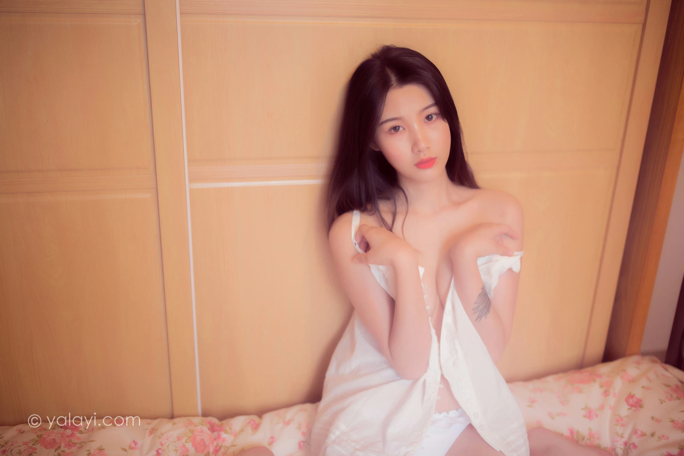 [YALAYI雅拉伊]NO.821 深情 籹籹仔 白色吊带睡衣居家性感私房写真集第10张
