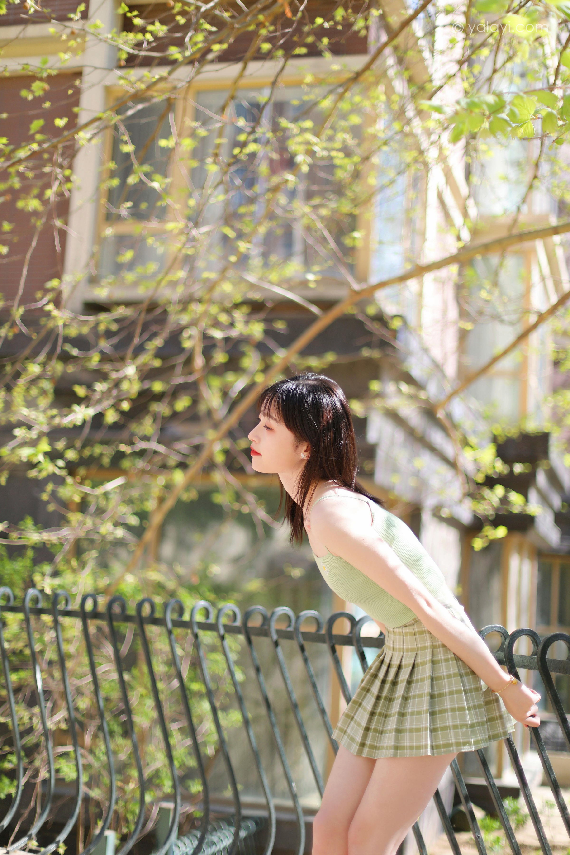 [YALAYI雅拉伊]2022.04.23 春柔 京京 性感小背心加格子短裙清纯写真集第6张