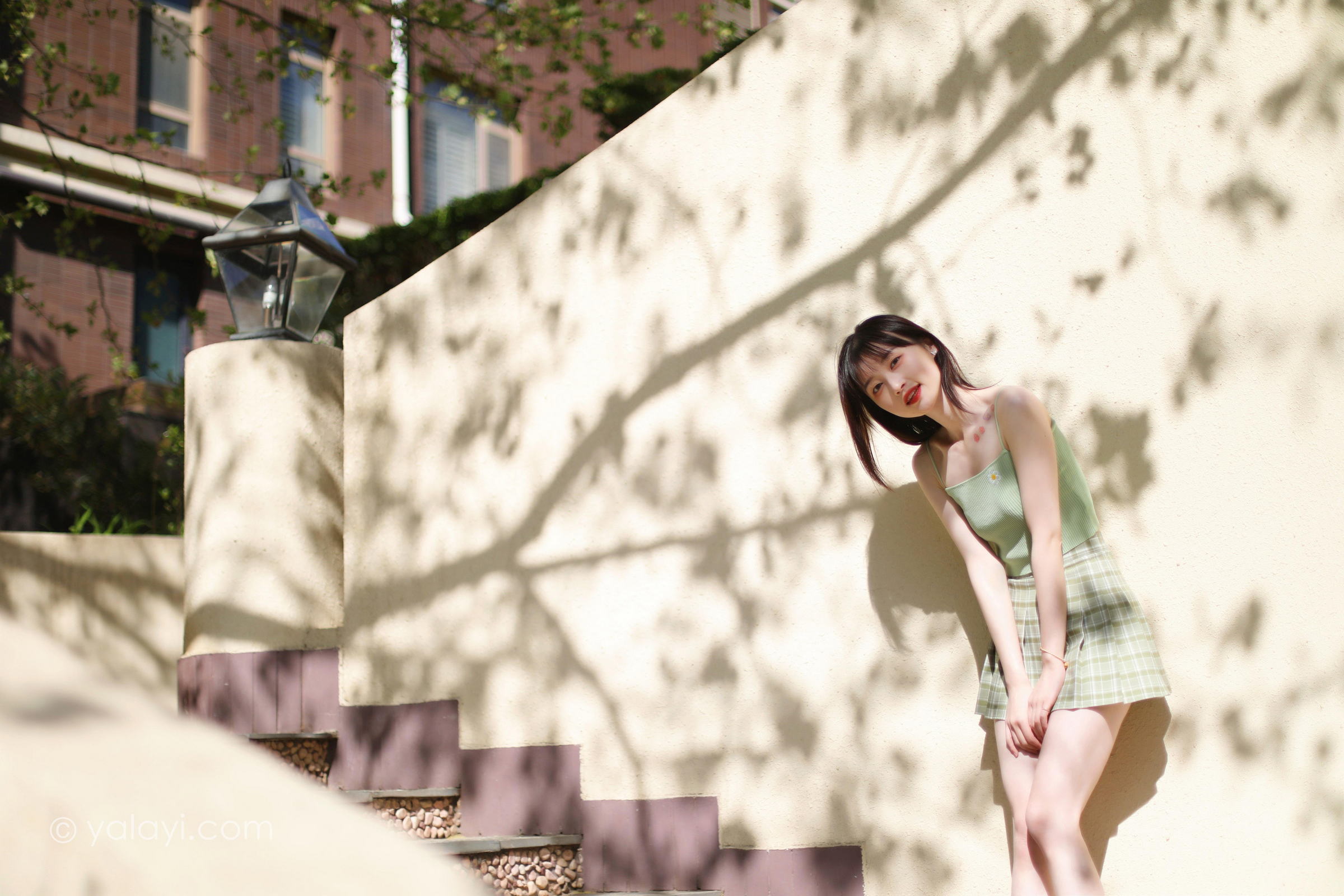 [YALAYI雅拉伊]2022.04.23 春柔 京京 性感小背心加格子短裙清纯写真集第12张