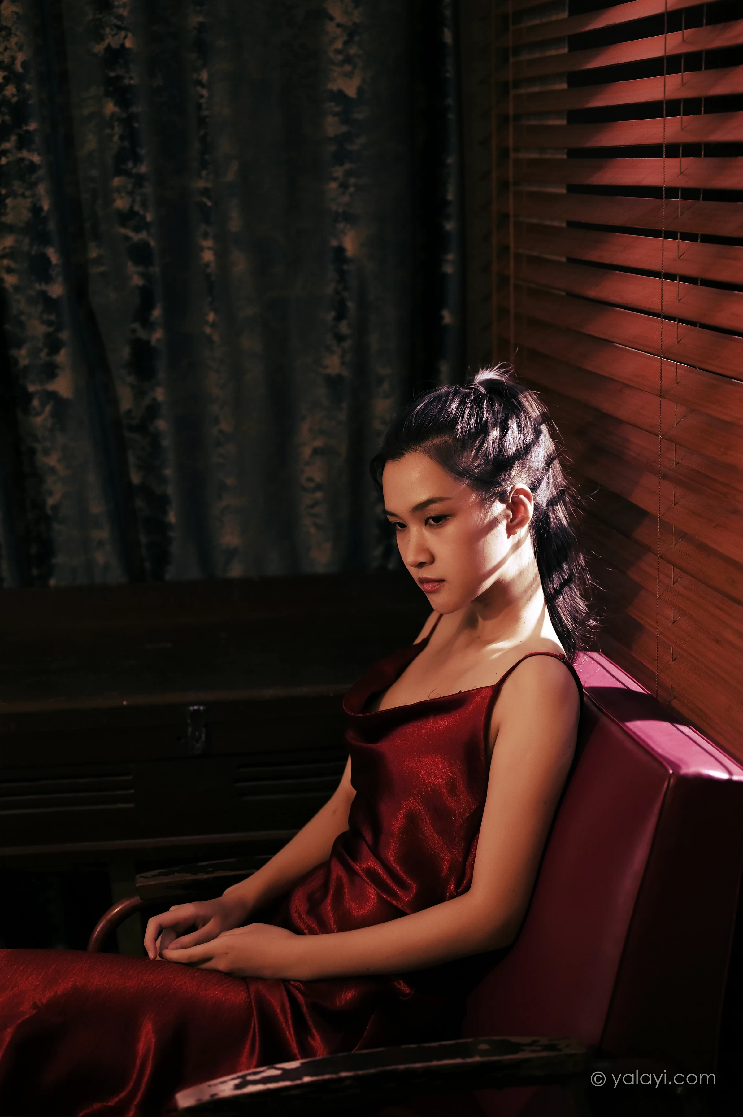 [YALAYI雅拉伊]NO.746 《岁月静好》 方岚 红色吊带裸背连衣裙性感写真集第1张