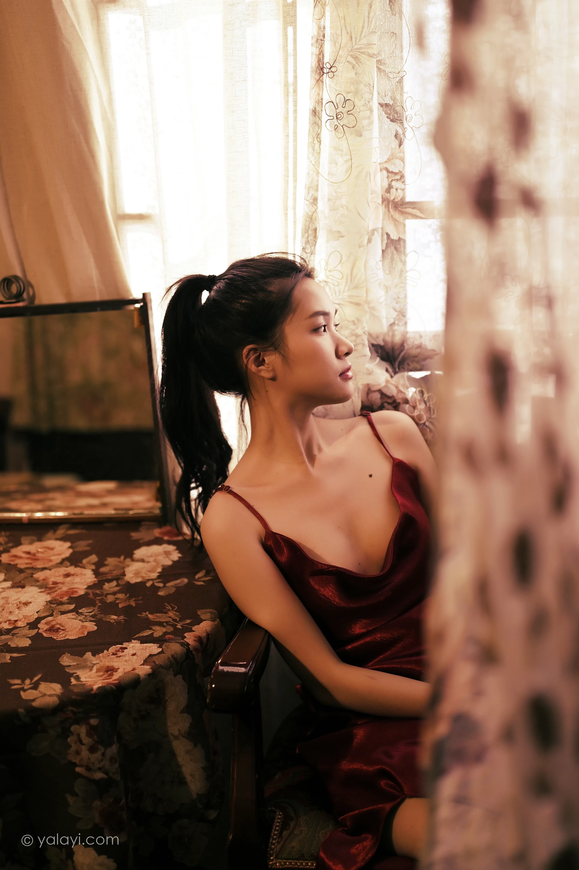 [YALAYI雅拉伊]NO.746 《岁月静好》 方岚 红色吊带裸背连衣裙性感写真集第15张