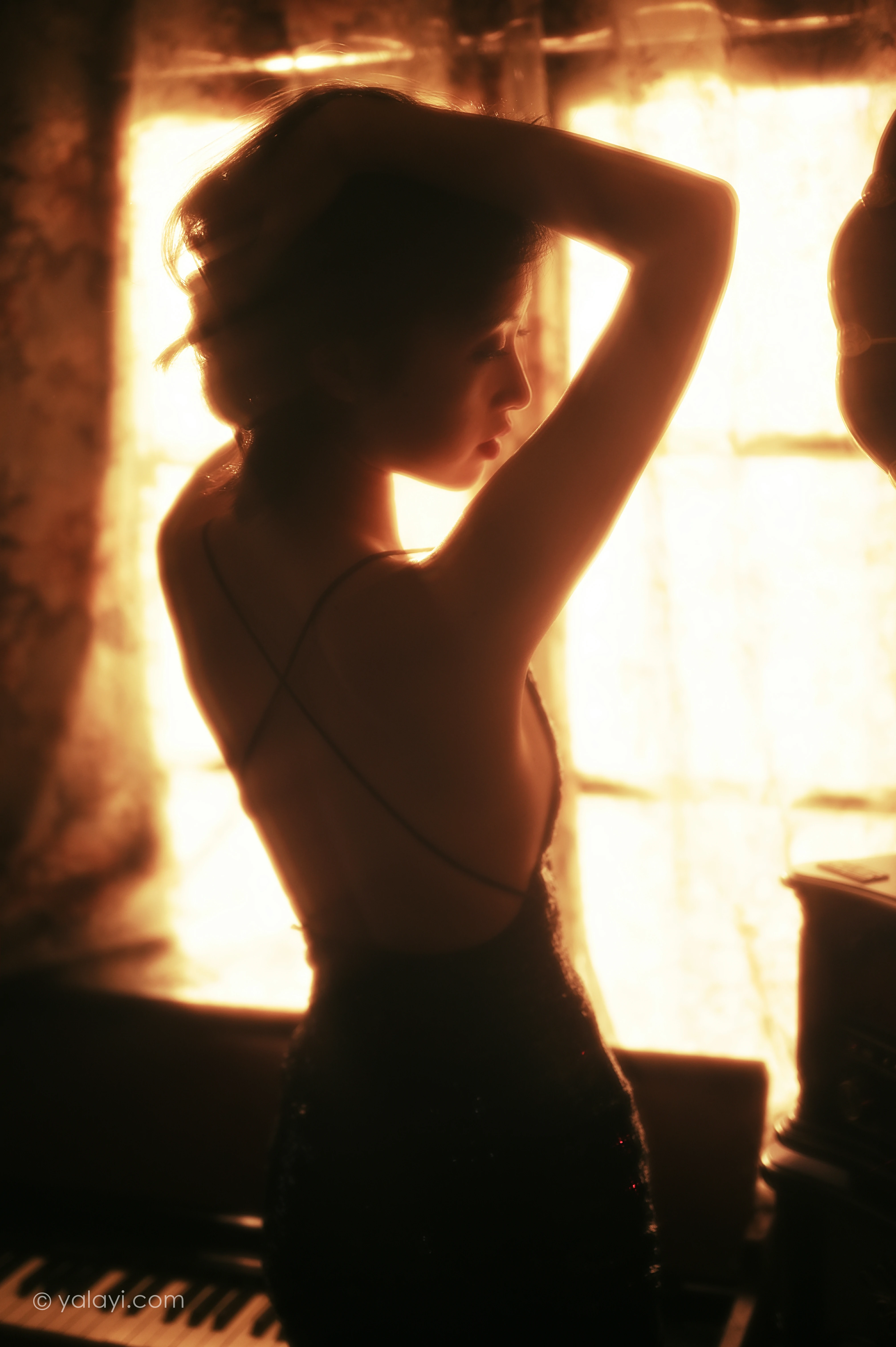 [YALAYI雅拉伊]NO.756 流金岁月 京京 黑色紧身吊带裸背连衣裙性感写真集第4张