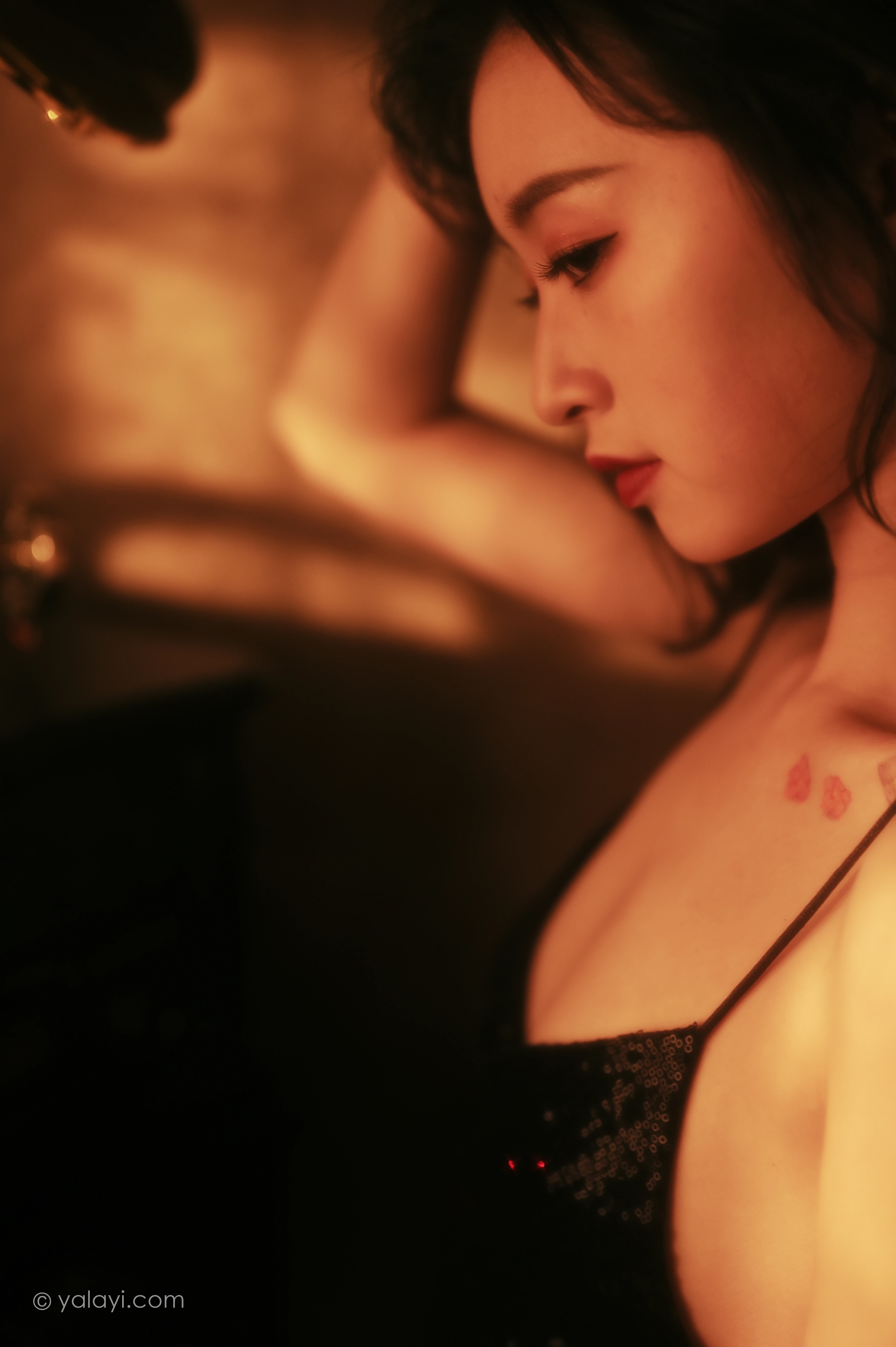 [YALAYI雅拉伊]NO.756 流金岁月 京京 黑色紧身吊带裸背连衣裙性感写真集第6张