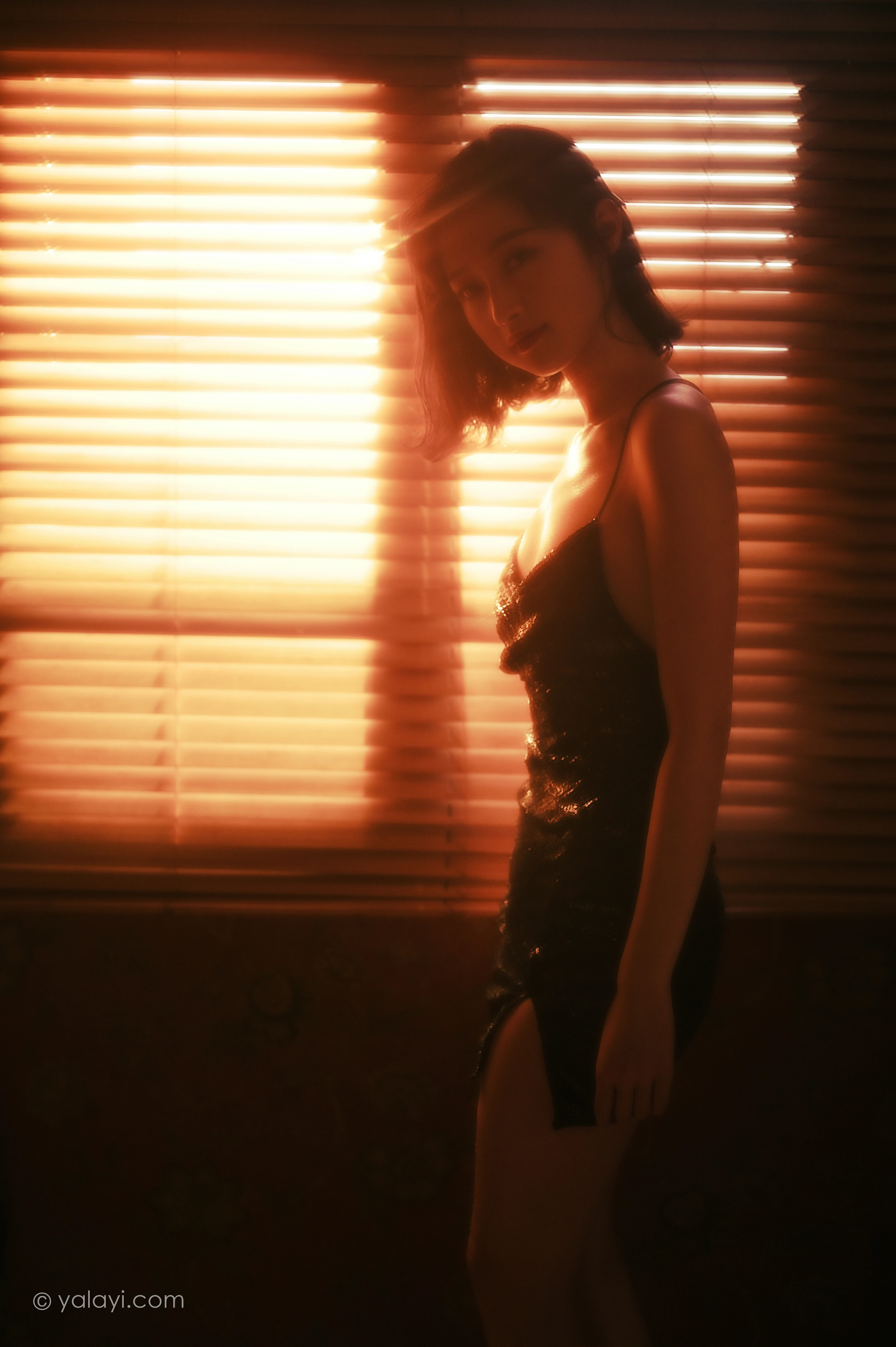 [YALAYI雅拉伊]NO.756 流金岁月 京京 黑色紧身吊带裸背连衣裙性感写真集第10张